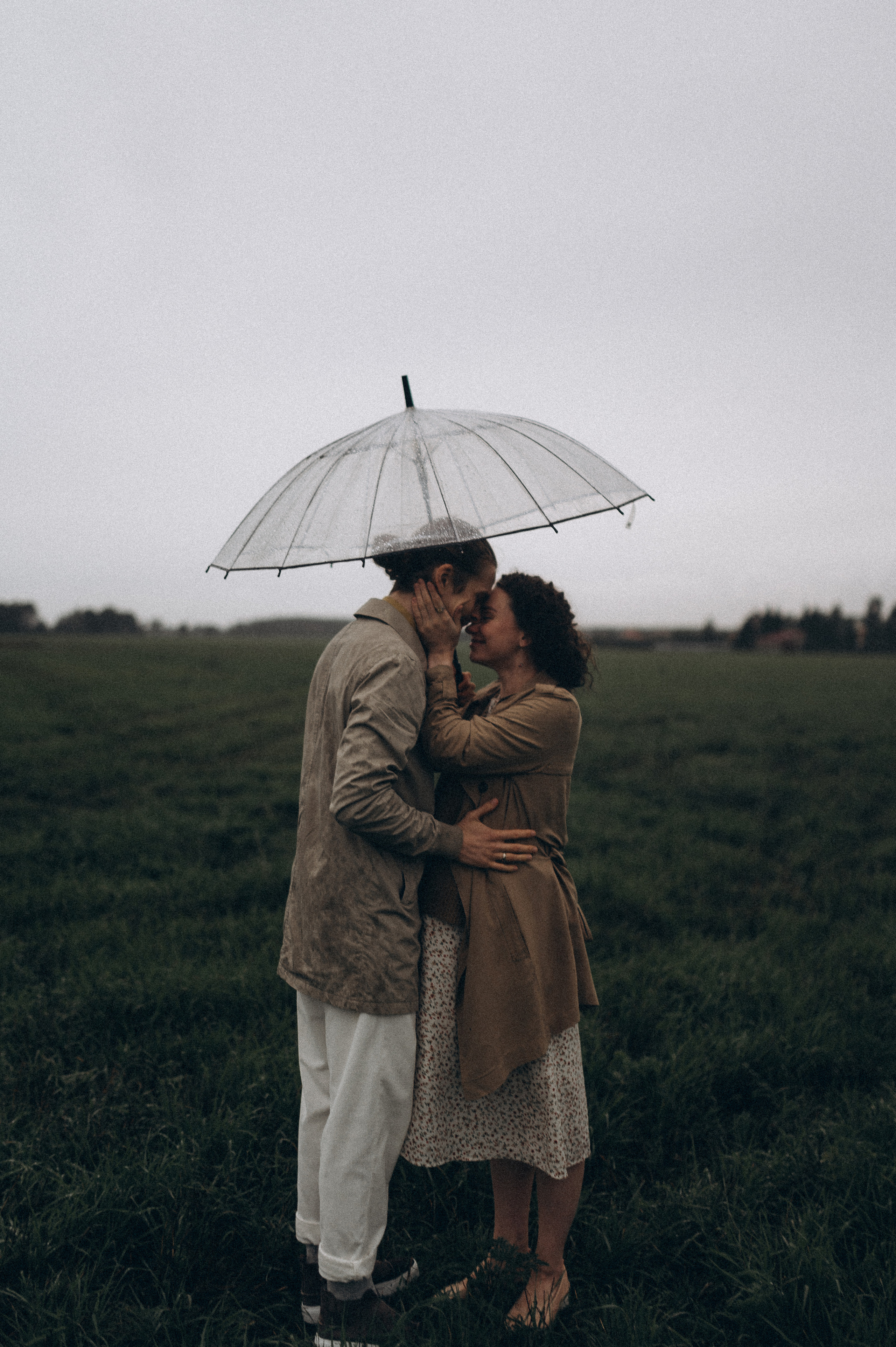 Алина и Саша, в ожидании, фотопрогулка под дождем. Фотограф ПИТЕР СПБ Надежда Баранова