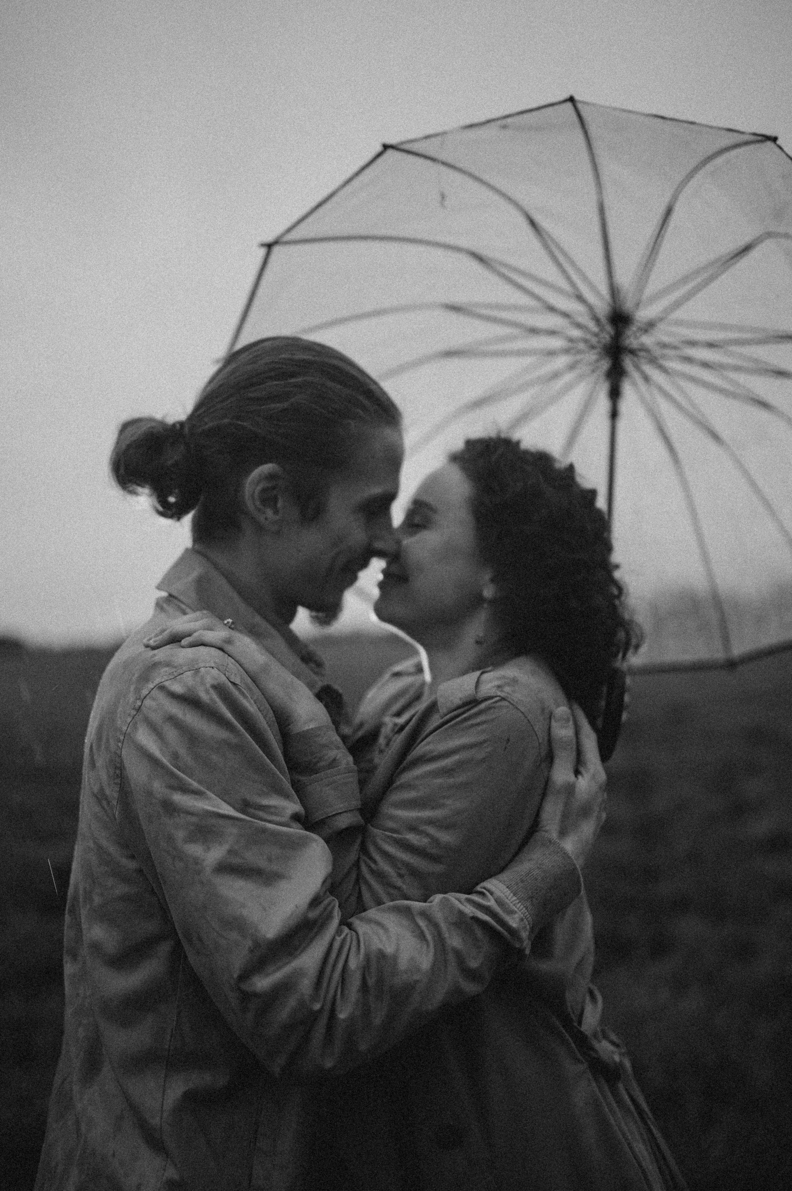 Алина и Саша, в ожидании, фотопрогулка под дождем. Фотограф ПИТЕР СПБ Надежда Баранова