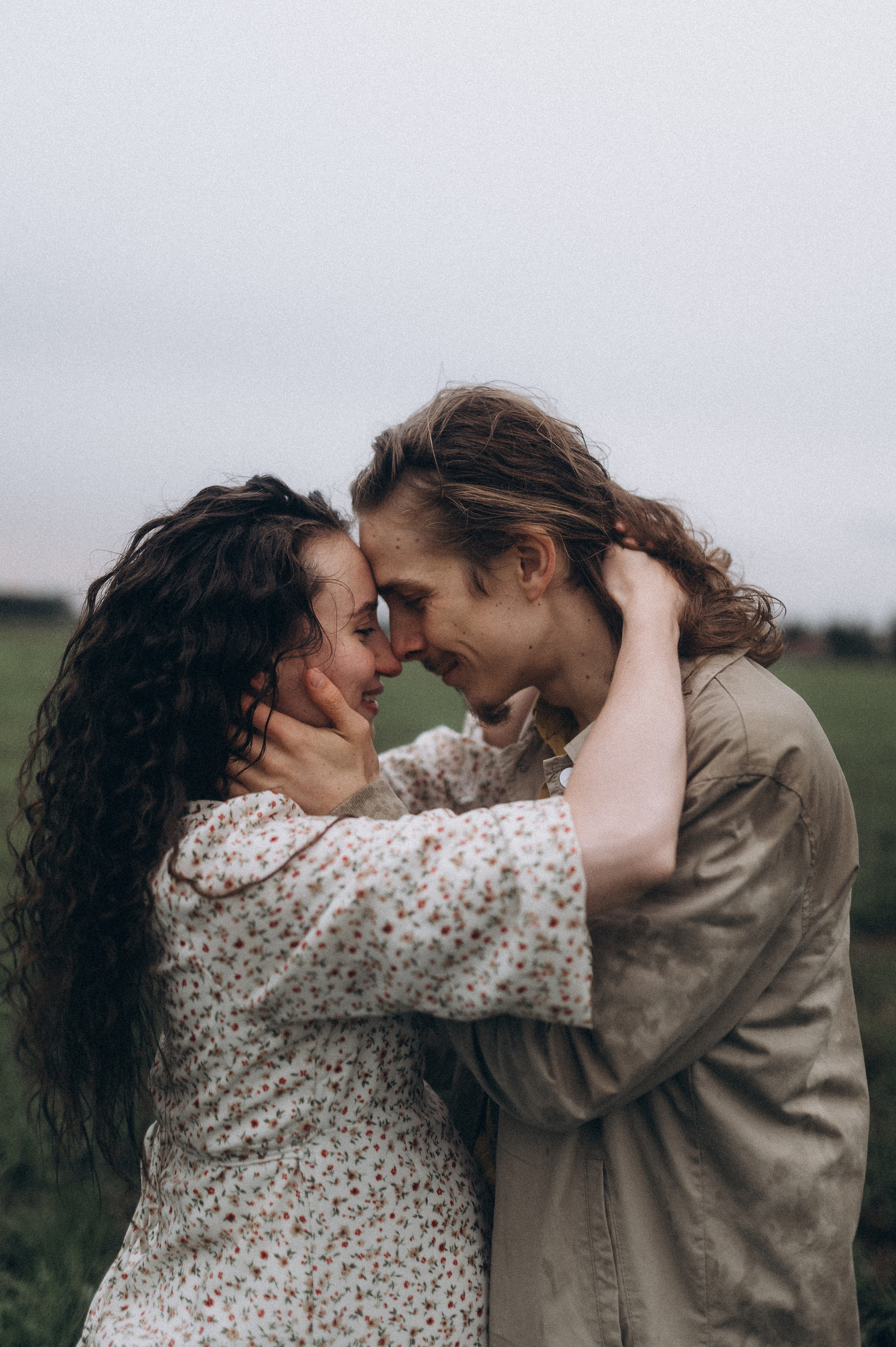 Алина и Саша, в ожидании, фотопрогулка под дождем. Фотограф ПИТЕР СПБ Надежда Баранова