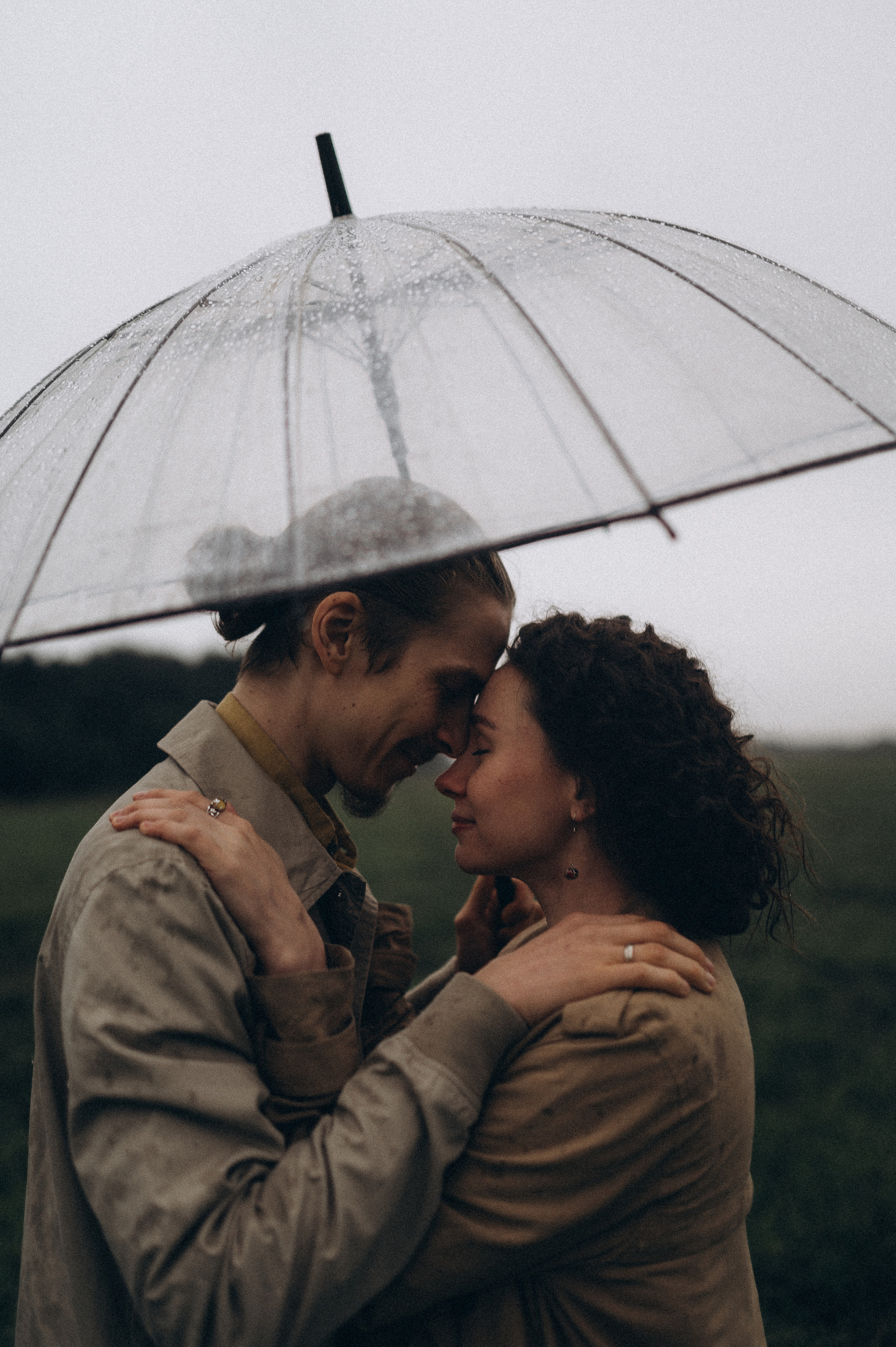 Алина и Саша, в ожидании, фотопрогулка под дождем. Фотограф ПИТЕР СПБ Надежда Баранова