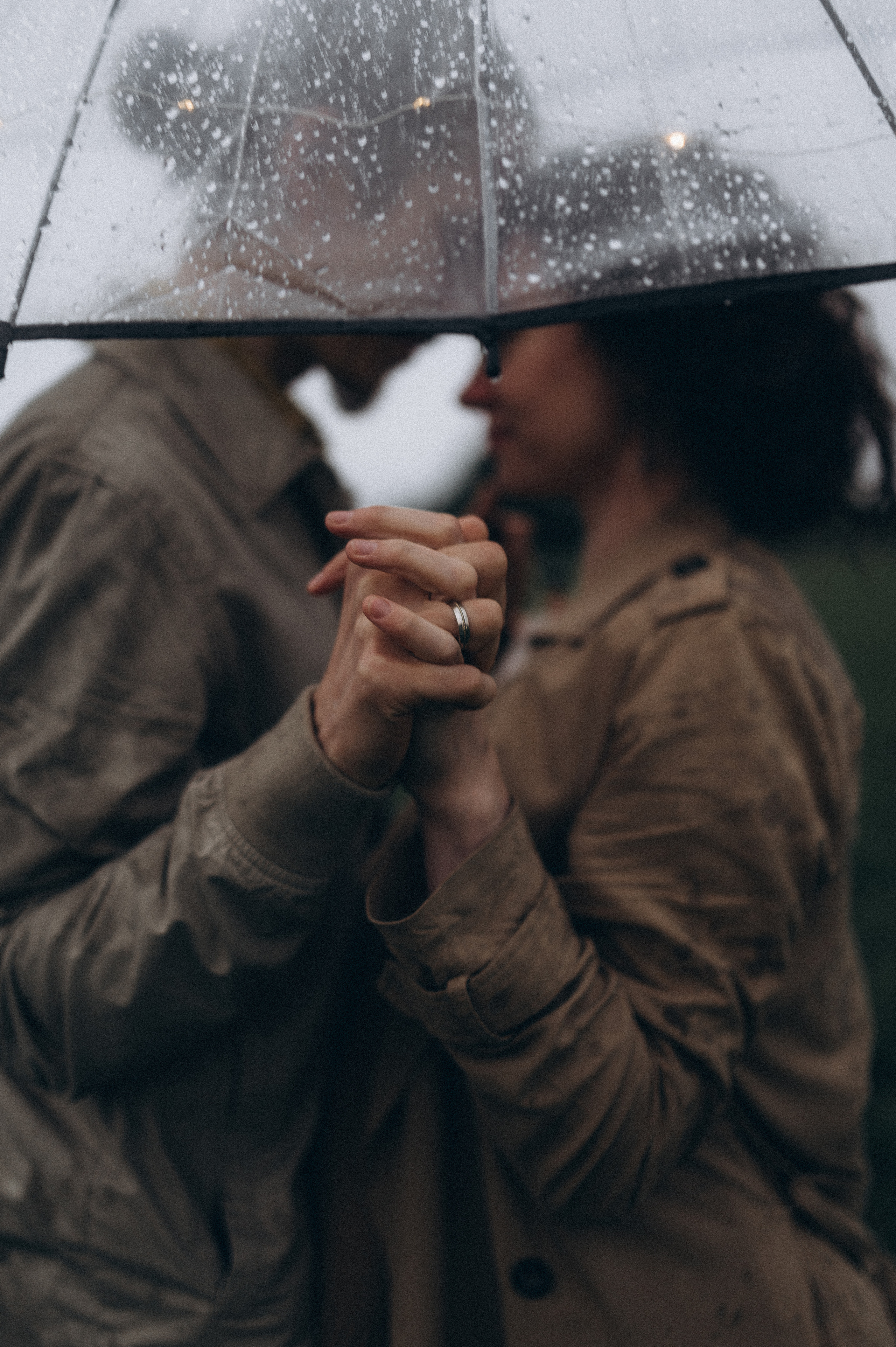Алина и Саша, в ожидании, фотопрогулка под дождем. Фотограф ПИТЕР СПБ Надежда Баранова