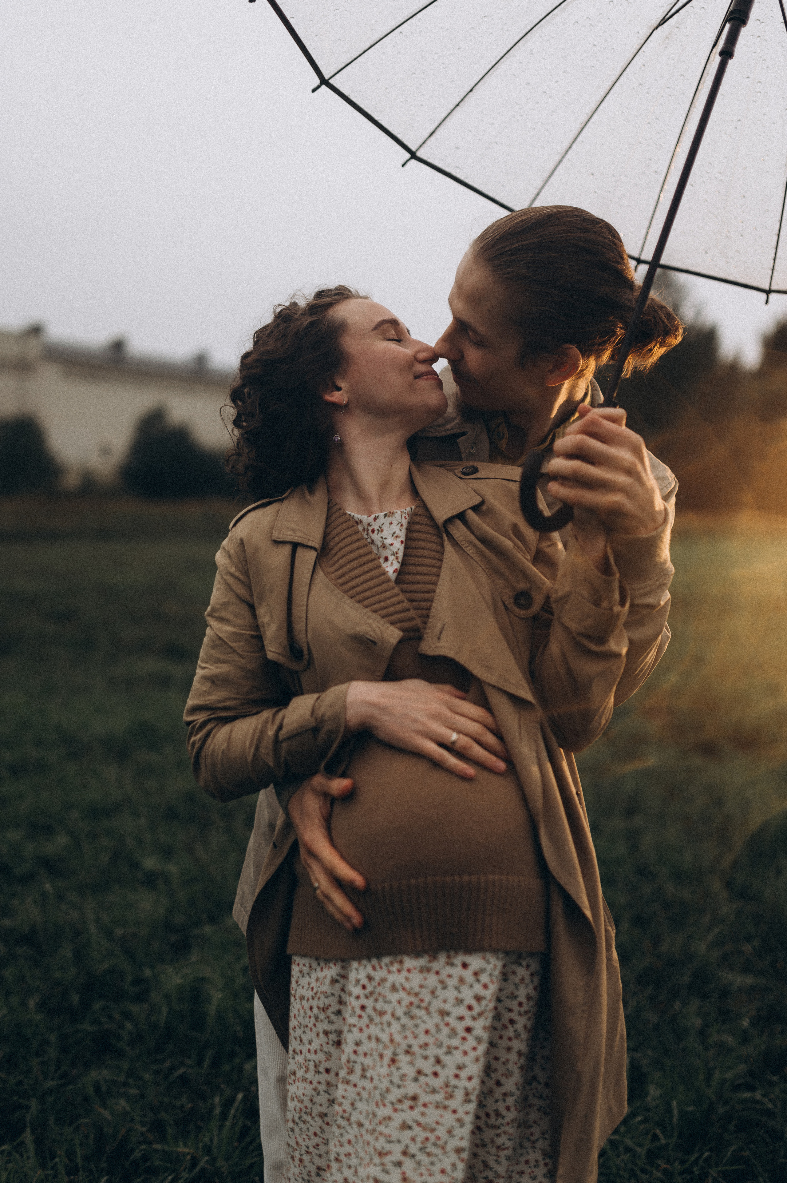Алина и Саша, в ожидании, фотопрогулка под дождем. Фотограф ПИТЕР СПБ Надежда Баранова