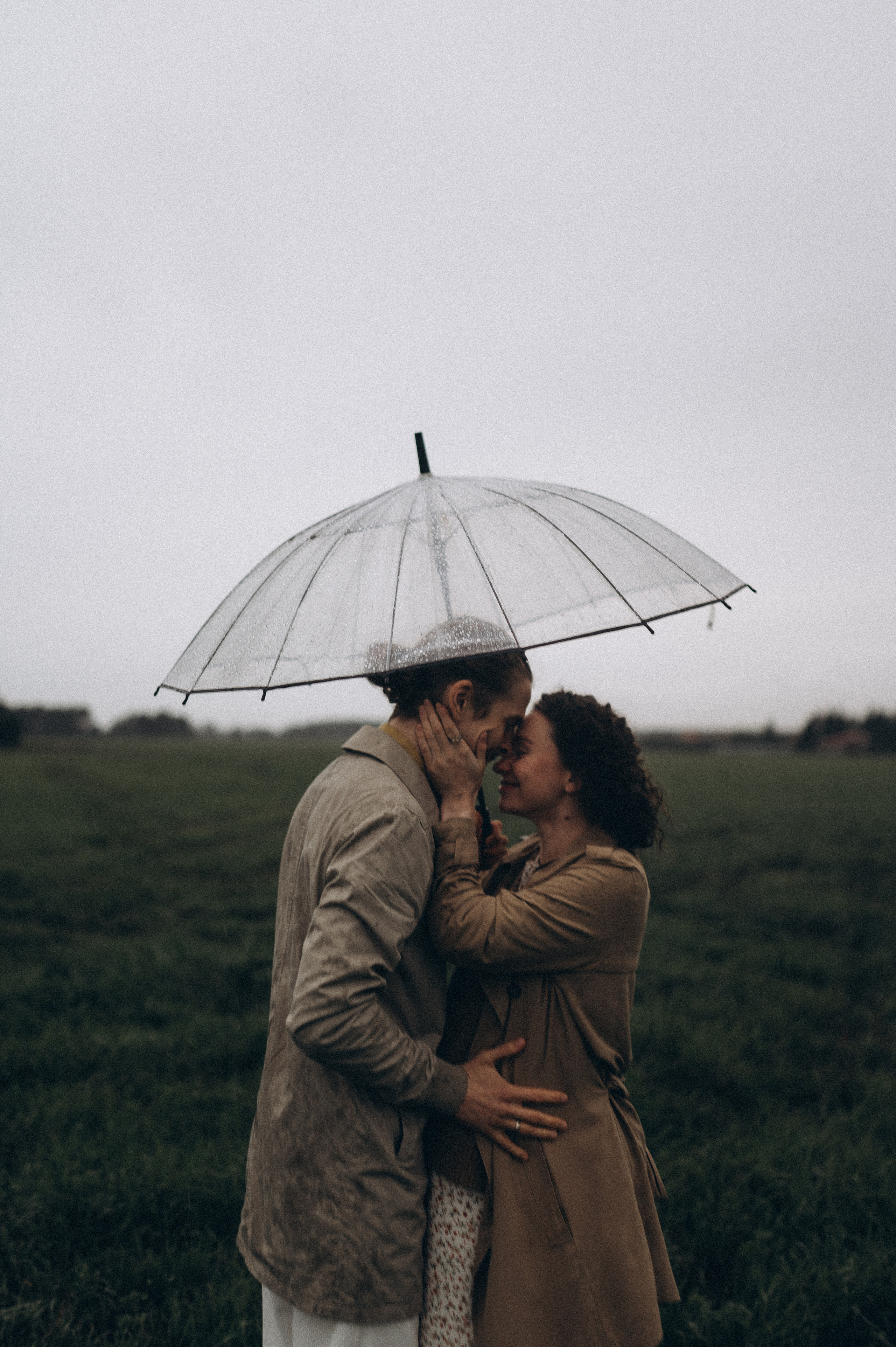 Алина и Саша, в ожидании, фотопрогулка под дождем. Фотограф ПИТЕР СПБ Надежда Баранова