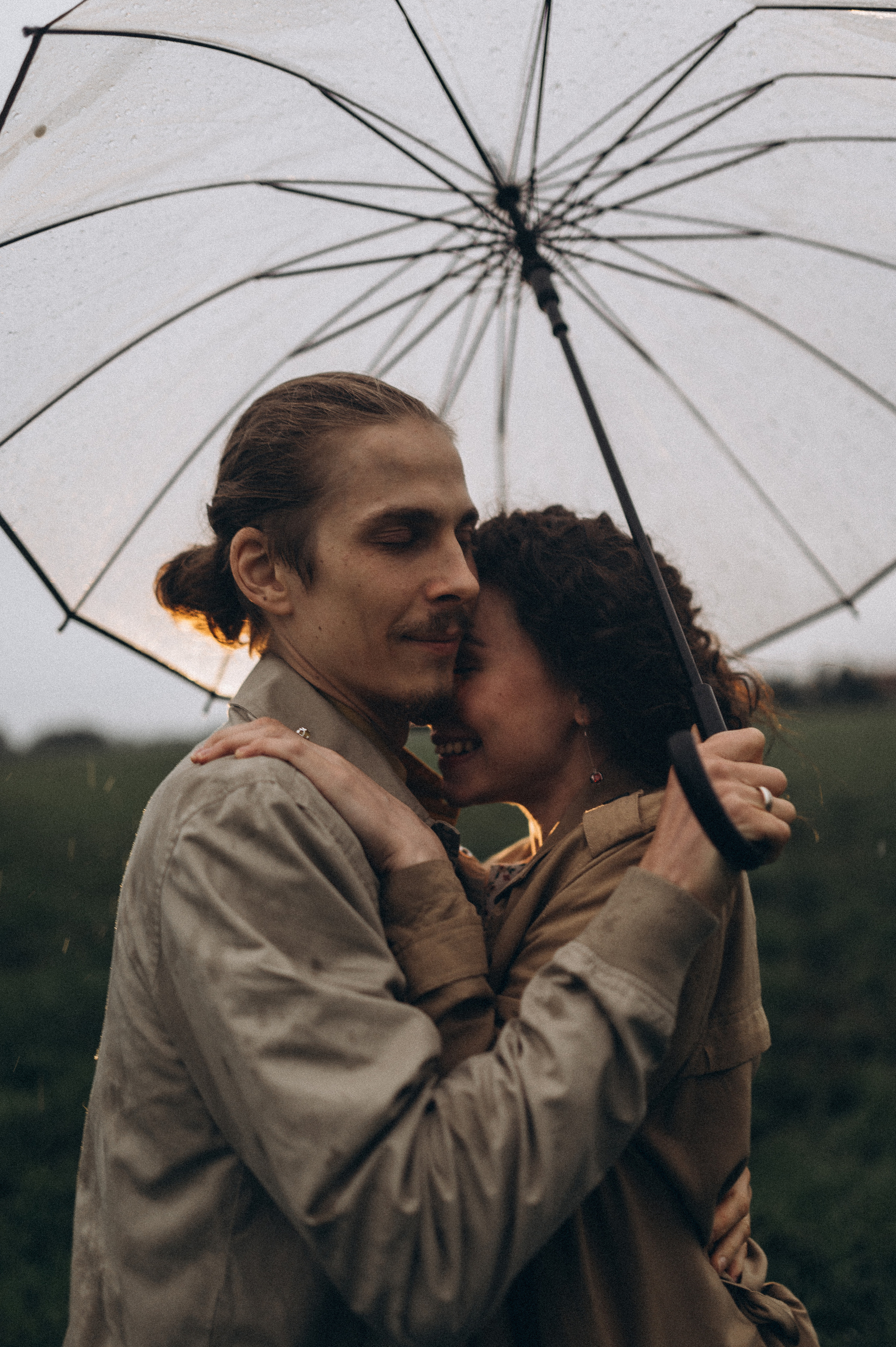 Алина и Саша, в ожидании, фотопрогулка под дождем. Фотограф ПИТЕР СПБ Надежда Баранова