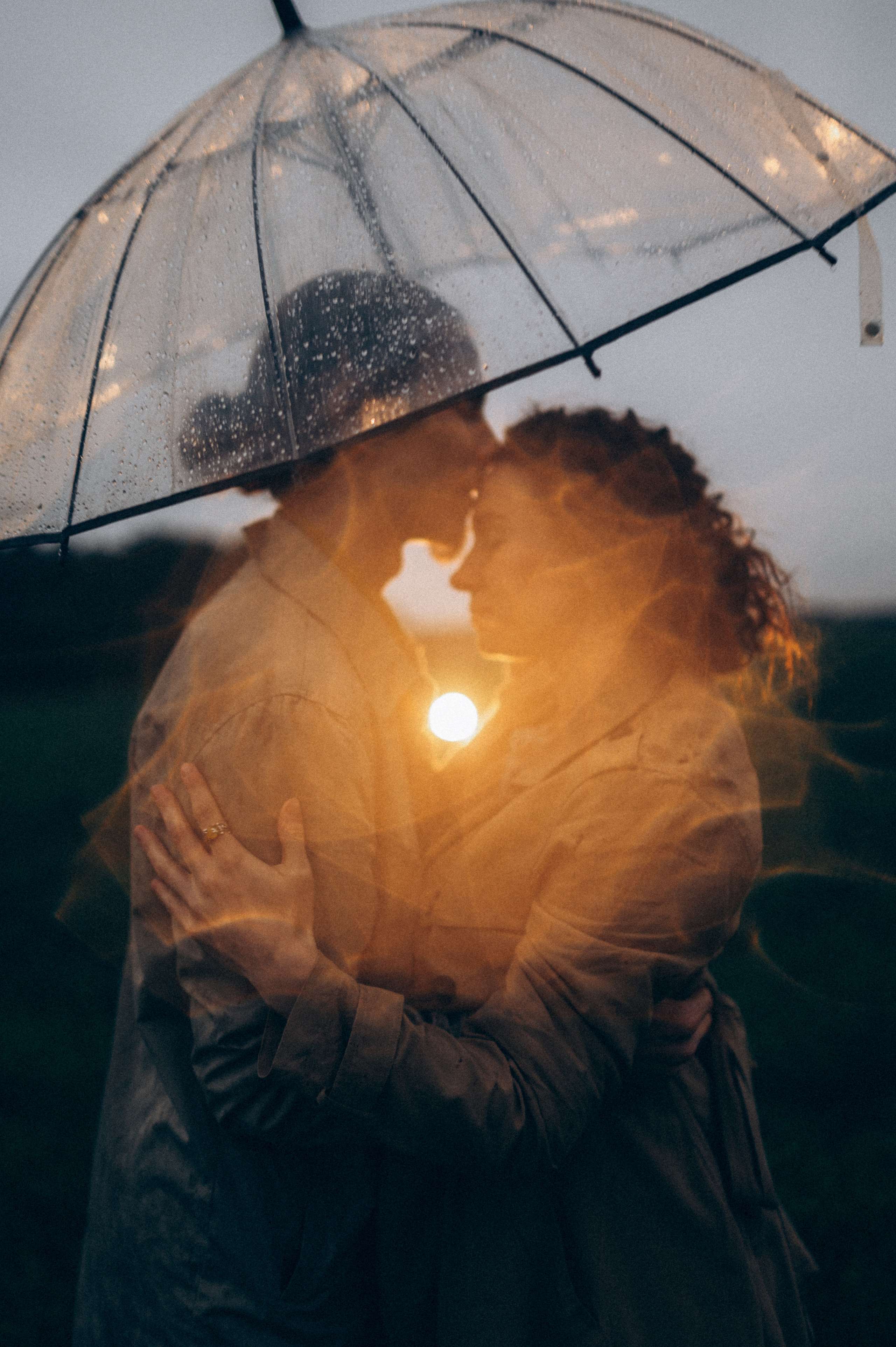 Алина и Саша, в ожидании, фотопрогулка под дождем. Фотограф ПИТЕР СПБ Надежда Баранова