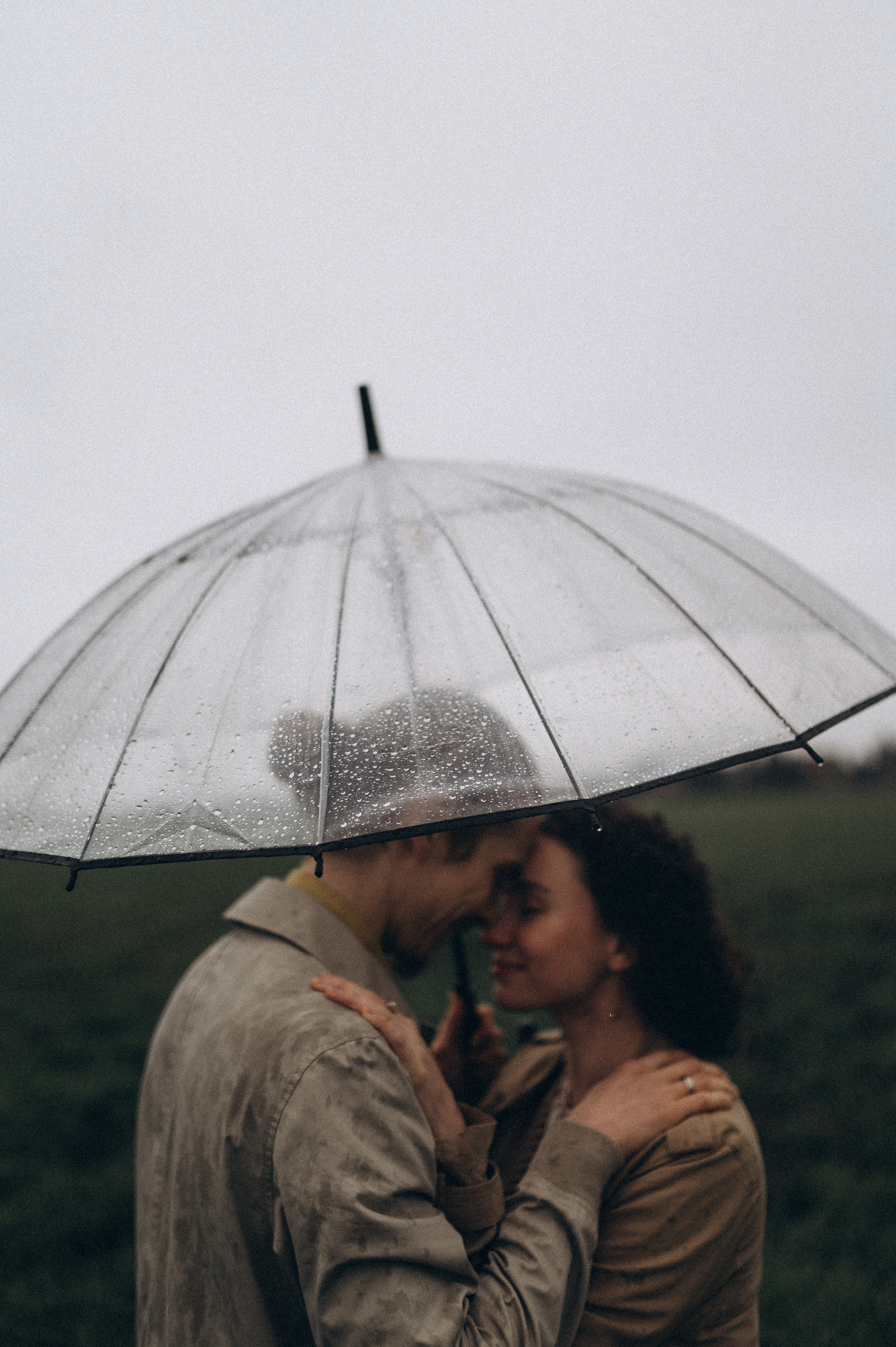 Алина и Саша, в ожидании, фотопрогулка под дождем. Фотограф ПИТЕР СПБ Надежда Баранова