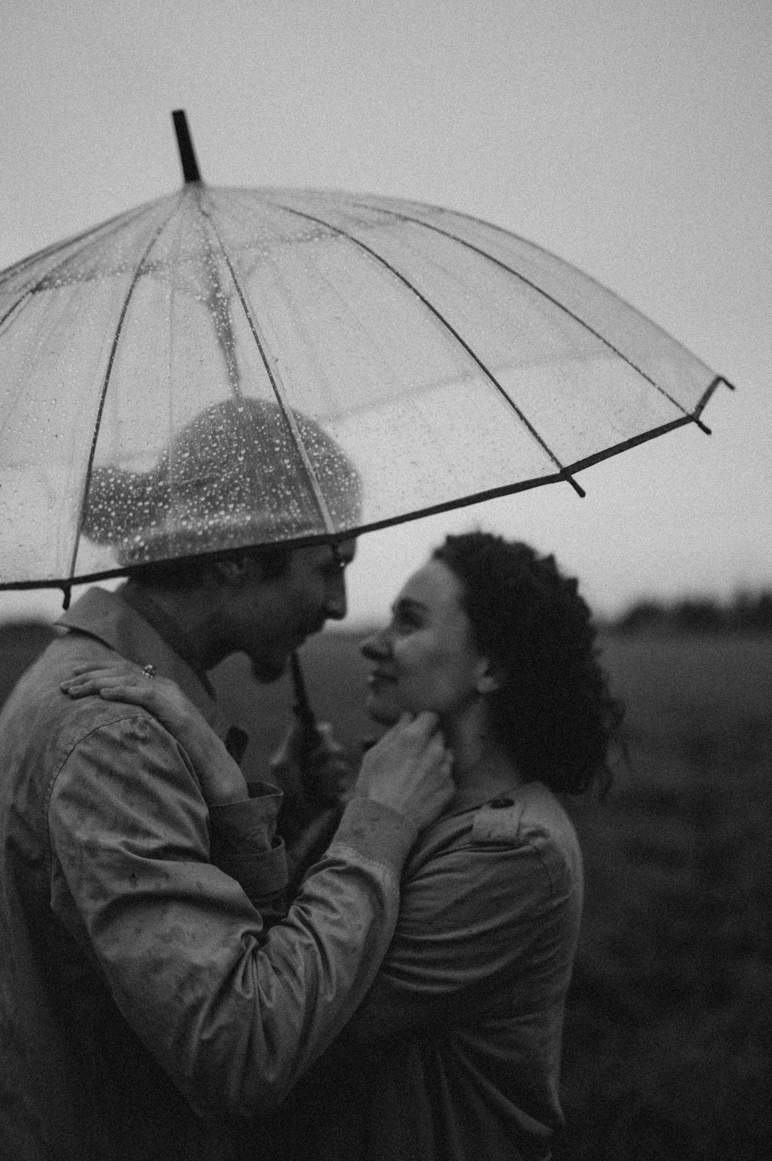 Алина и Саша, в ожидании, фотопрогулка под дождем. Фотограф ПИТЕР СПБ Надежда Баранова