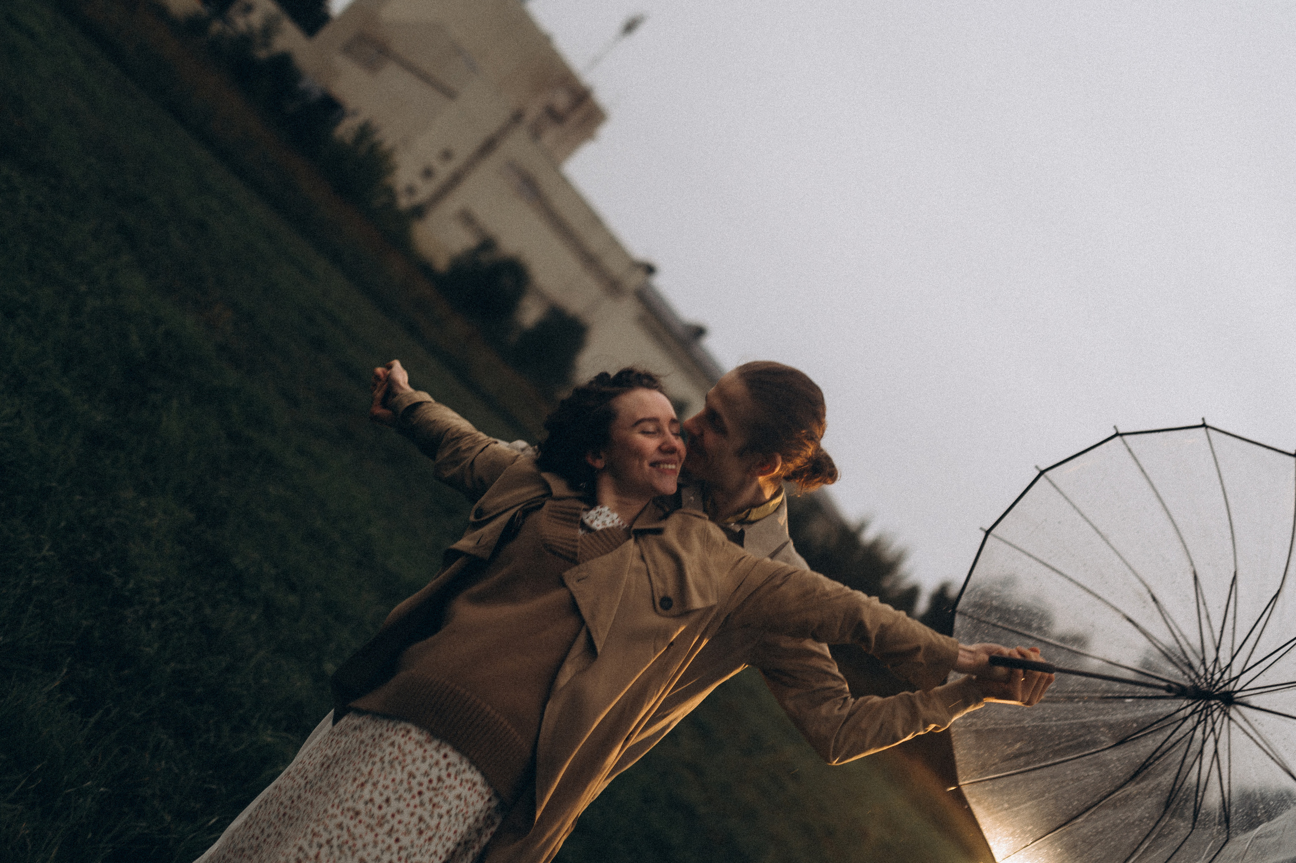 Алина и Саша, в ожидании, фотопрогулка под дождем. Фотограф ПИТЕР СПБ Надежда Баранова