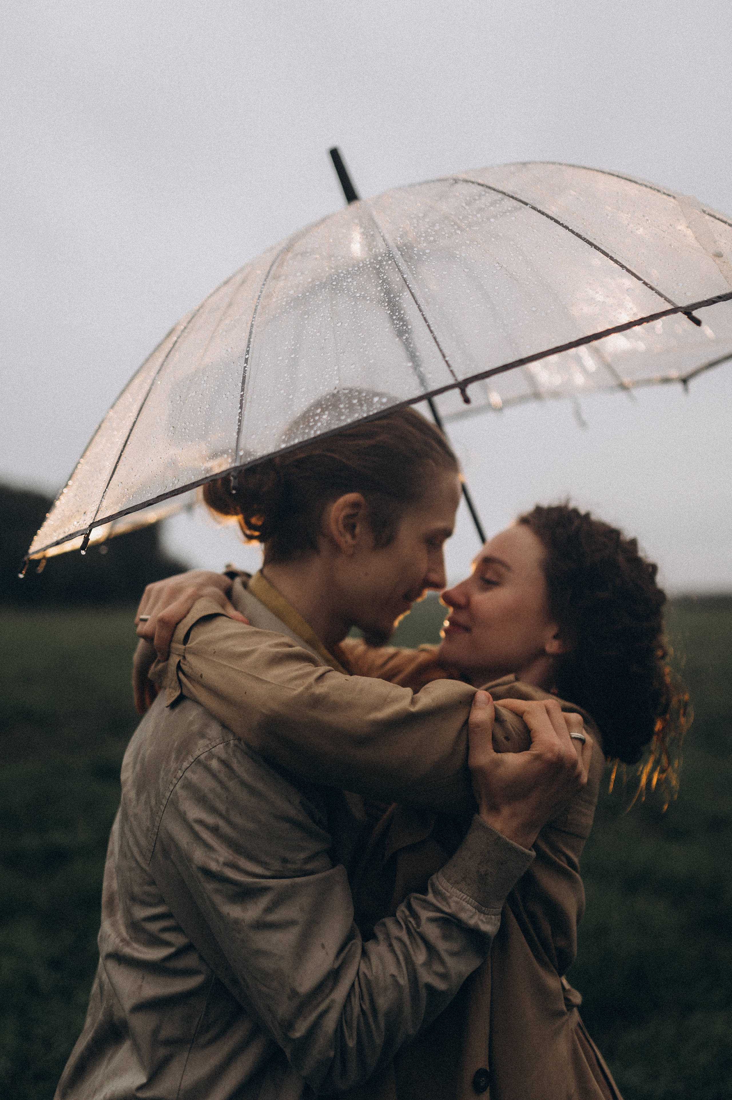 Алина и Саша, в ожидании, фотопрогулка под дождем. Фотограф ПИТЕР СПБ Надежда Баранова