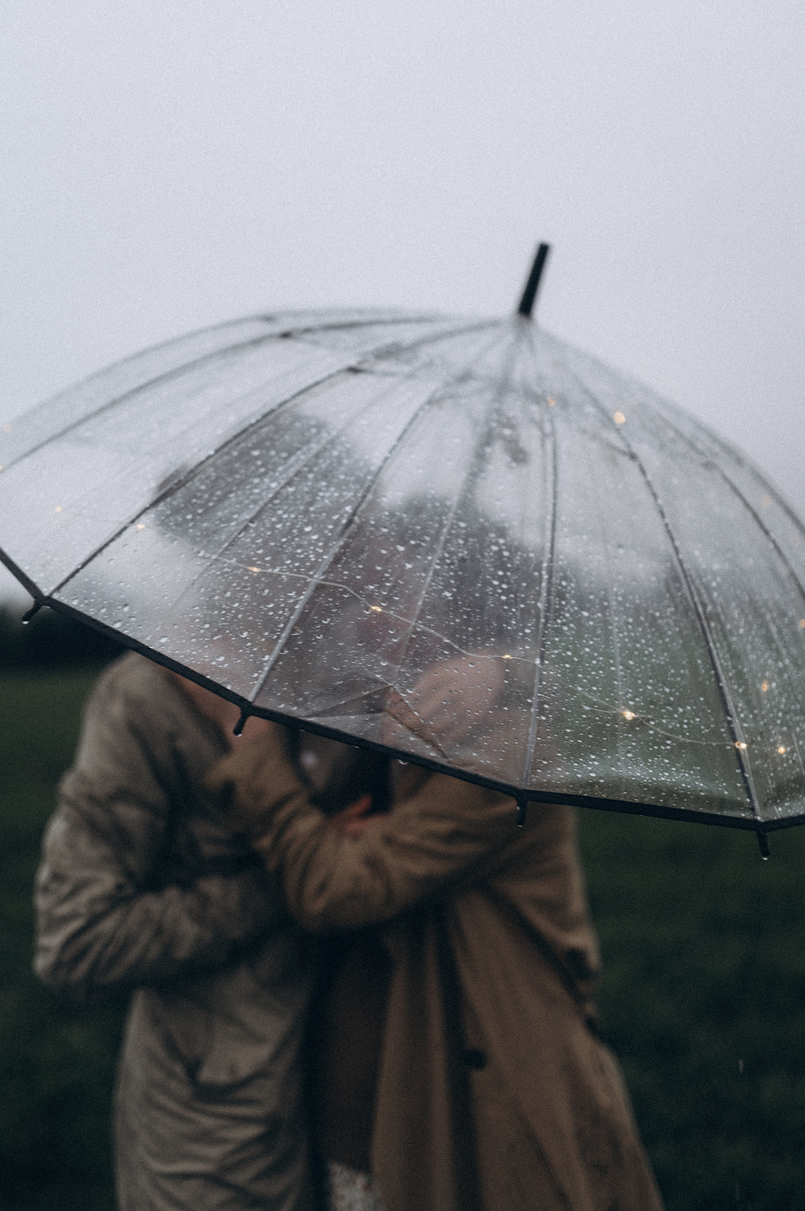 Алина и Саша, в ожидании, фотопрогулка под дождем. Фотограф ПИТЕР СПБ Надежда Баранова