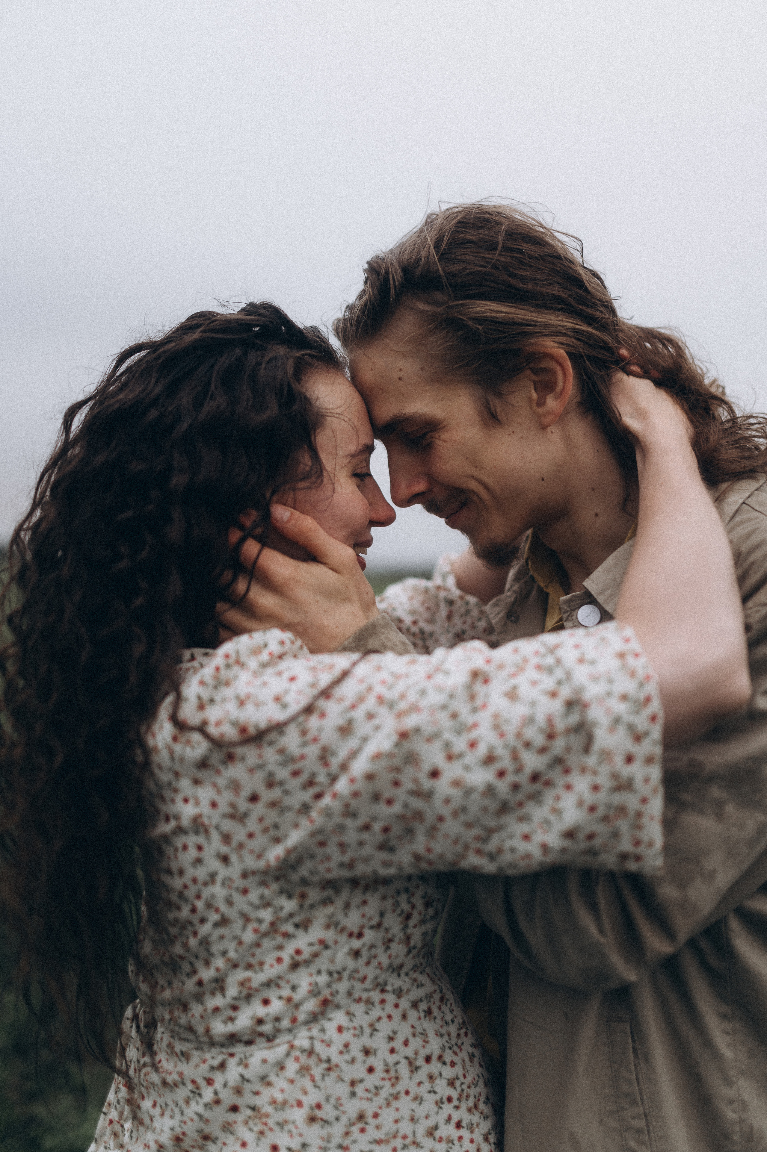 Алина и Саша, в ожидании, фотопрогулка под дождем. Фотограф ПИТЕР СПБ Надежда Баранова