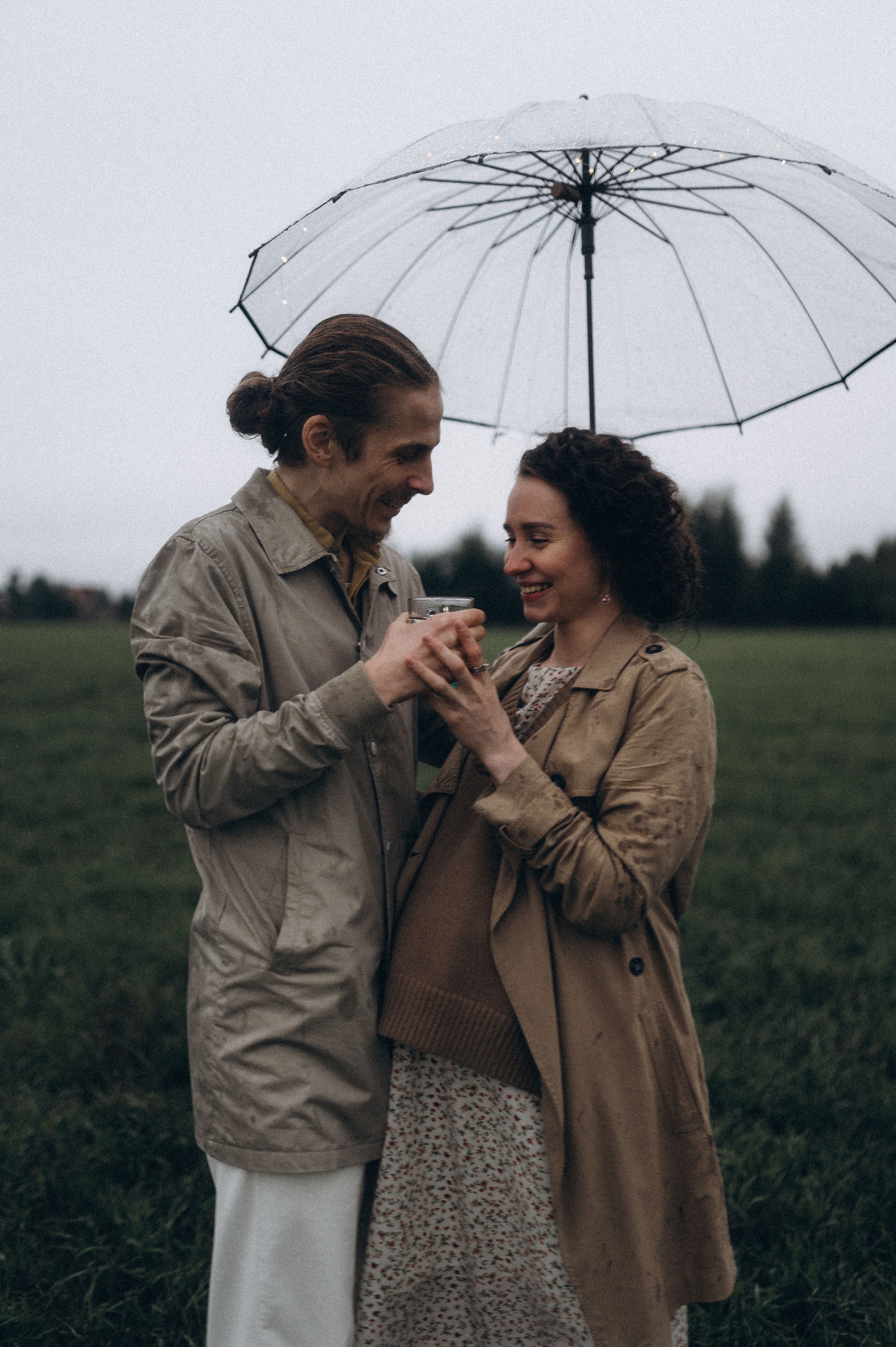 Алина и Саша, в ожидании, фотопрогулка под дождем. Фотограф ПИТЕР СПБ Надежда Баранова