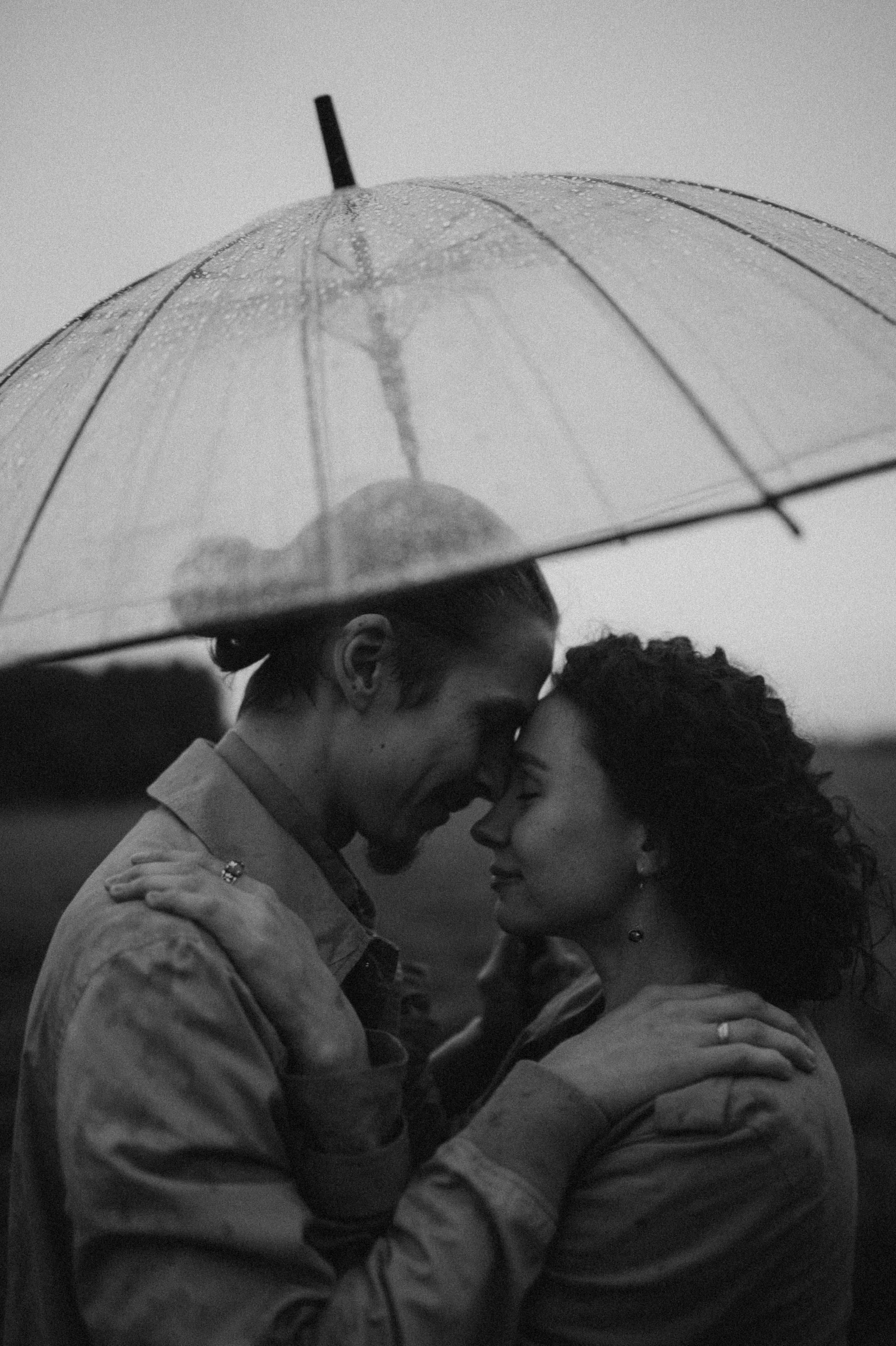 Алина и Саша, в ожидании, фотопрогулка под дождем. Фотограф ПИТЕР СПБ Надежда Баранова