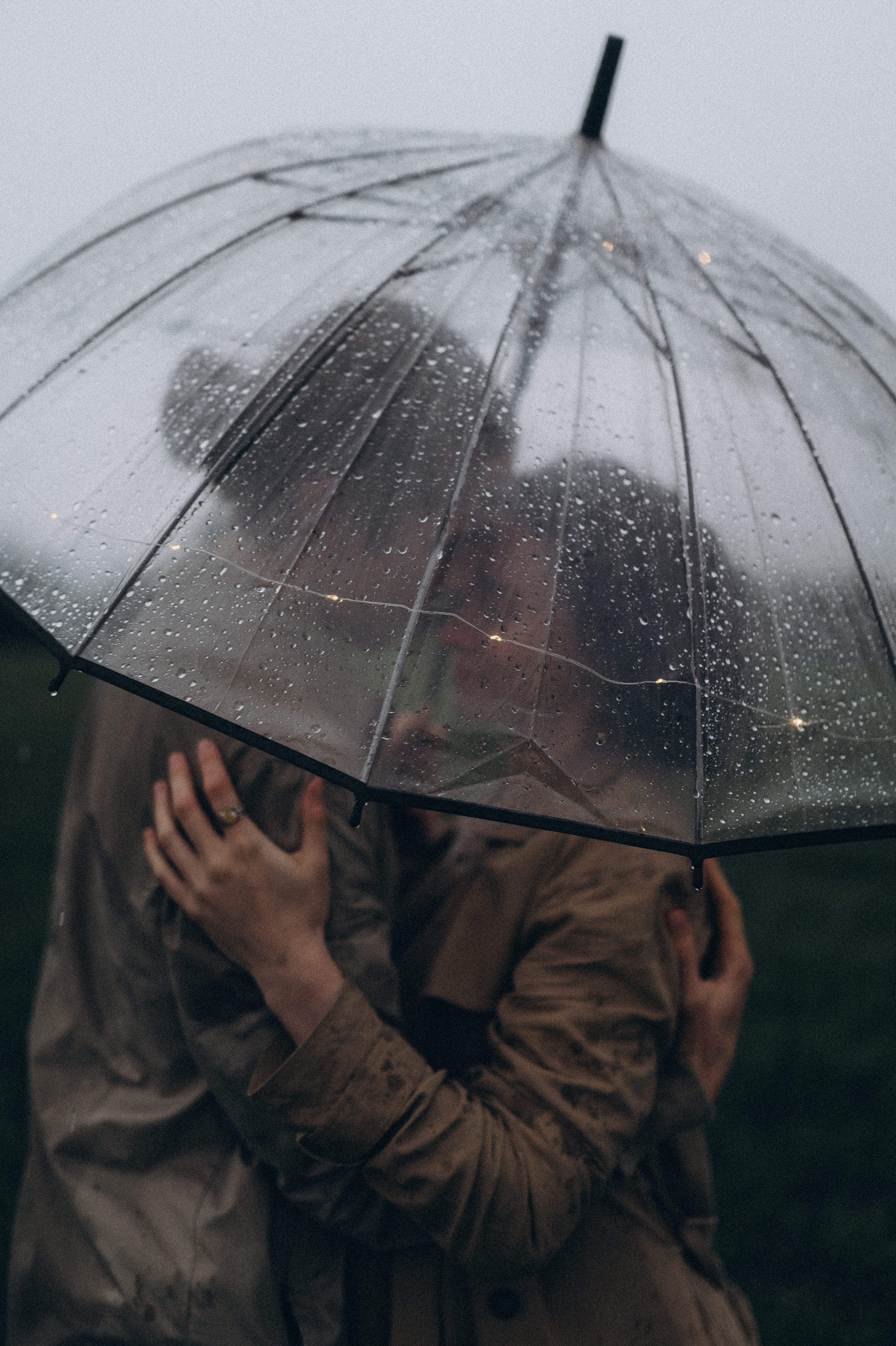 Алина и Саша, в ожидании, фотопрогулка под дождем. Фотограф ПИТЕР СПБ Надежда Баранова