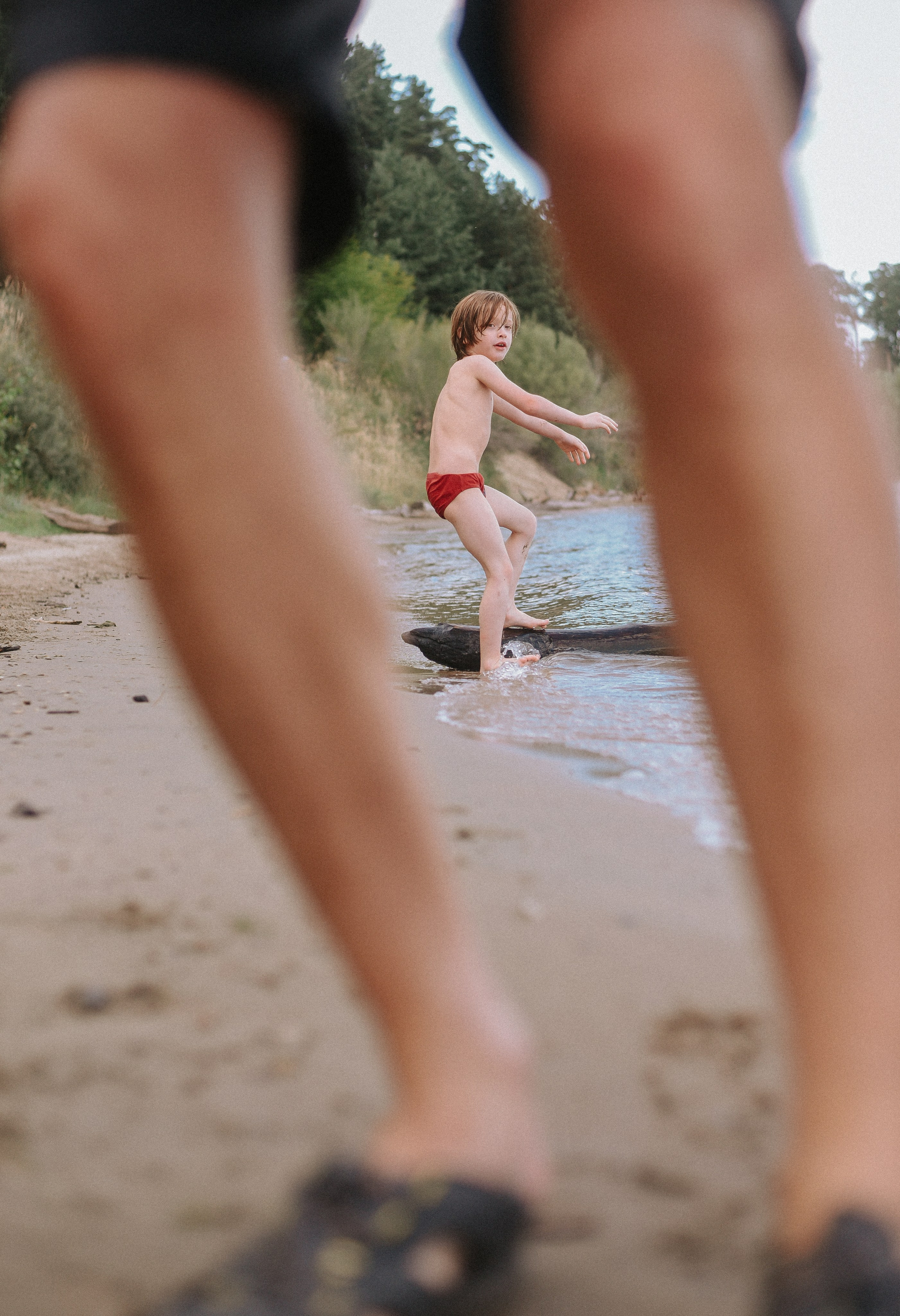 Берег, рак и капибара. Детский и семейный фотограф в Новосибирске Саша Дорошенко