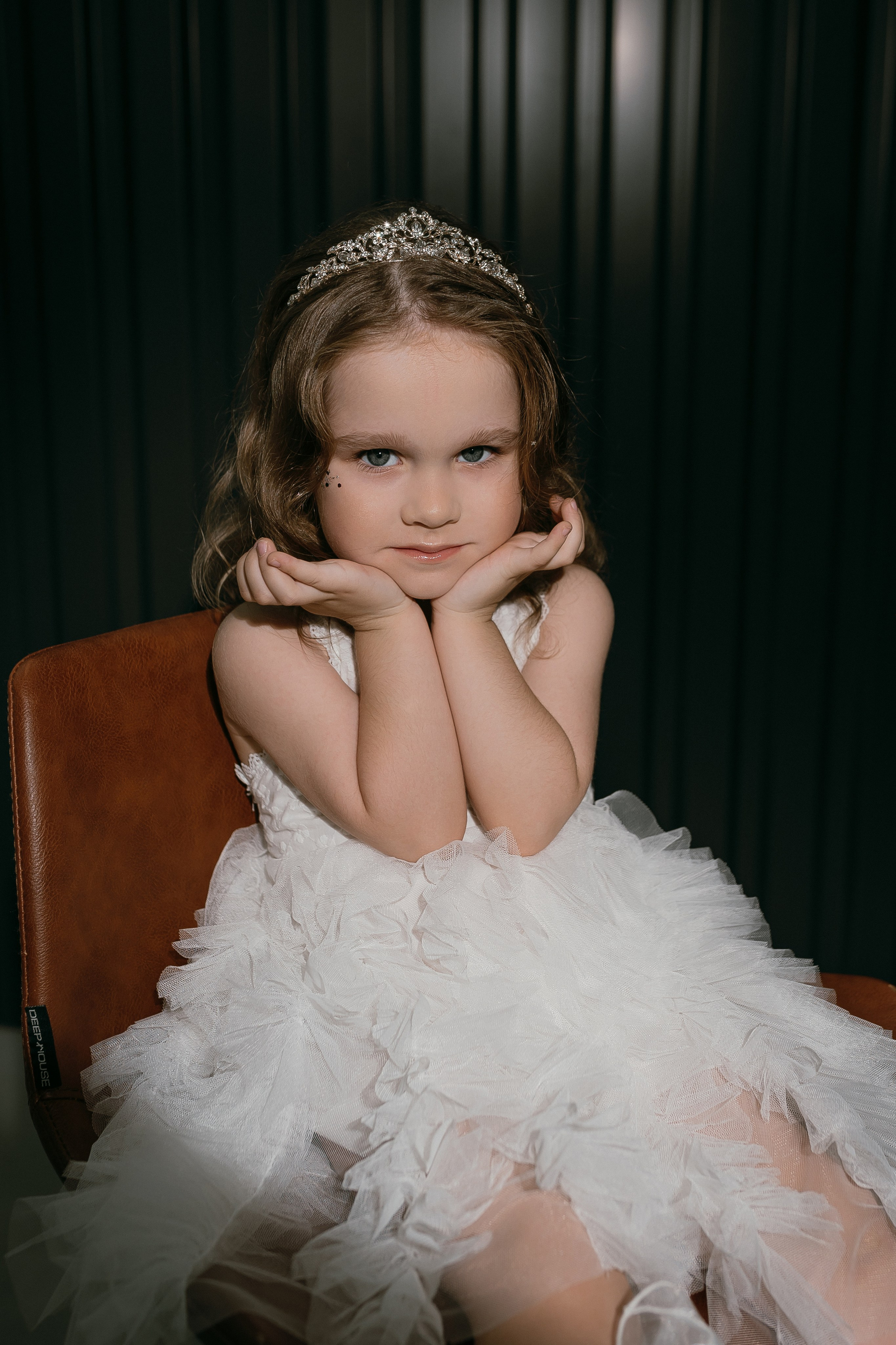 Фотосессия для девочки в платье. Фотограф Ким Наталья в Красноярске