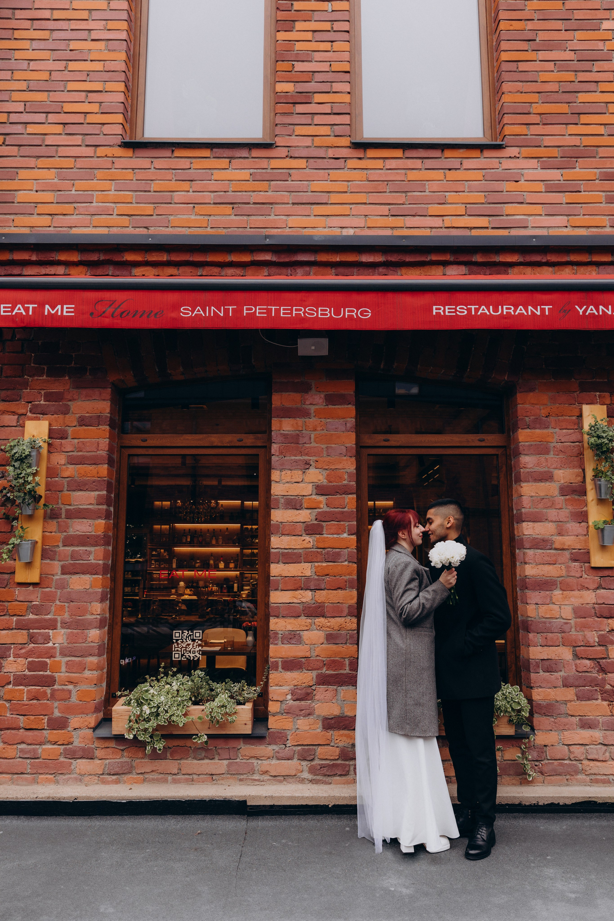 Свадебная фотосессия в пространстве SENO, регистрация в ЗАГСе Адмиралтейского района. Фотограф в Санкт-Петербурге Разиля Идиятуллина