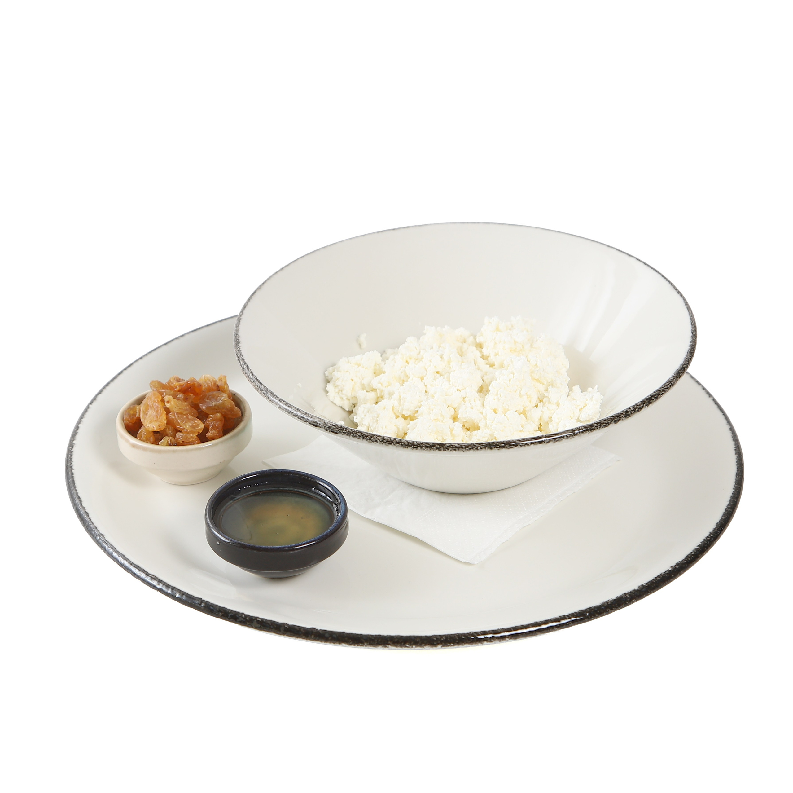 Фуд-фотография творога с орехами и изюмом.