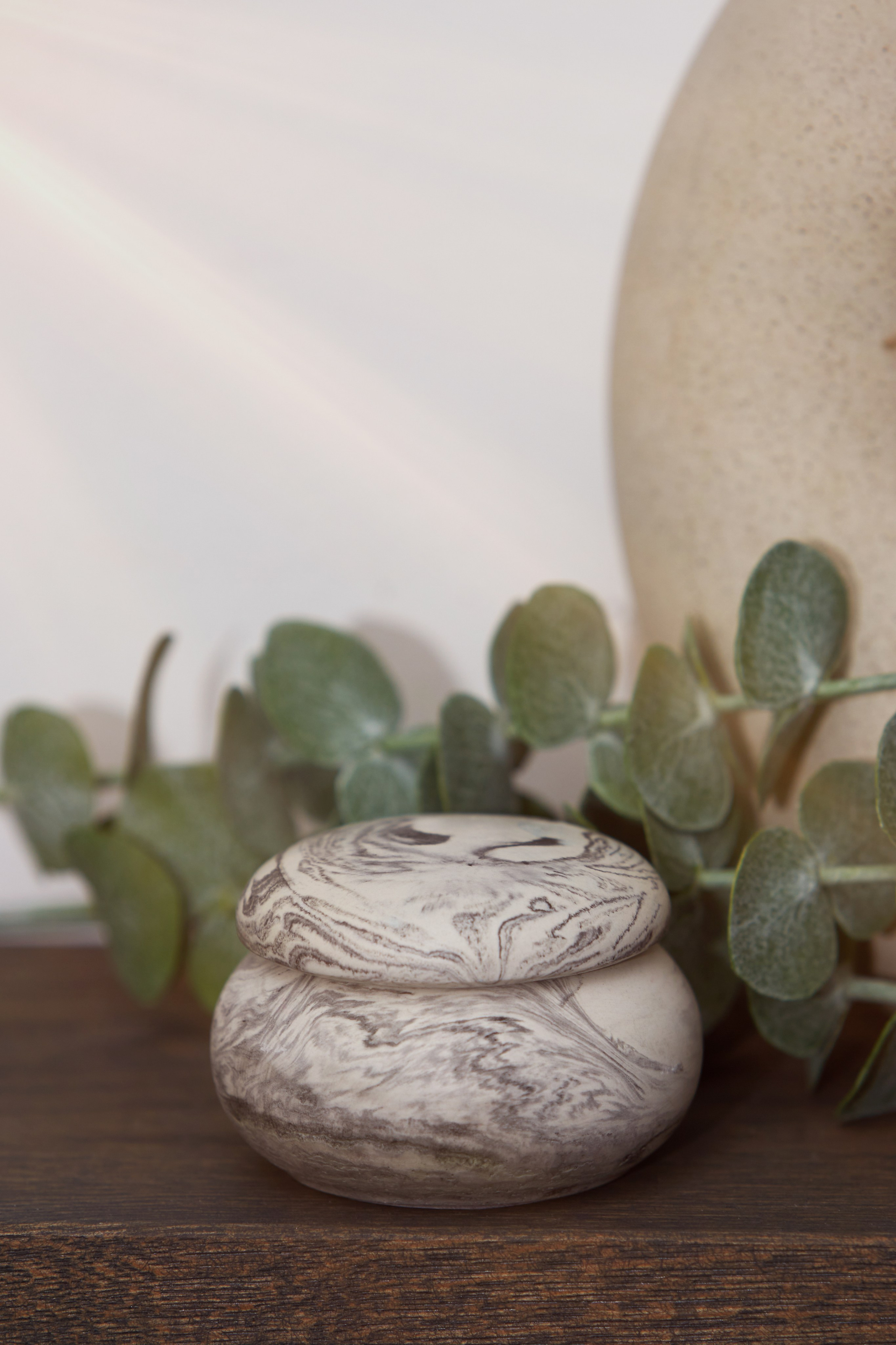 Свеча в мраморной банке с эвкалиптом — фотосессия для Ozon.