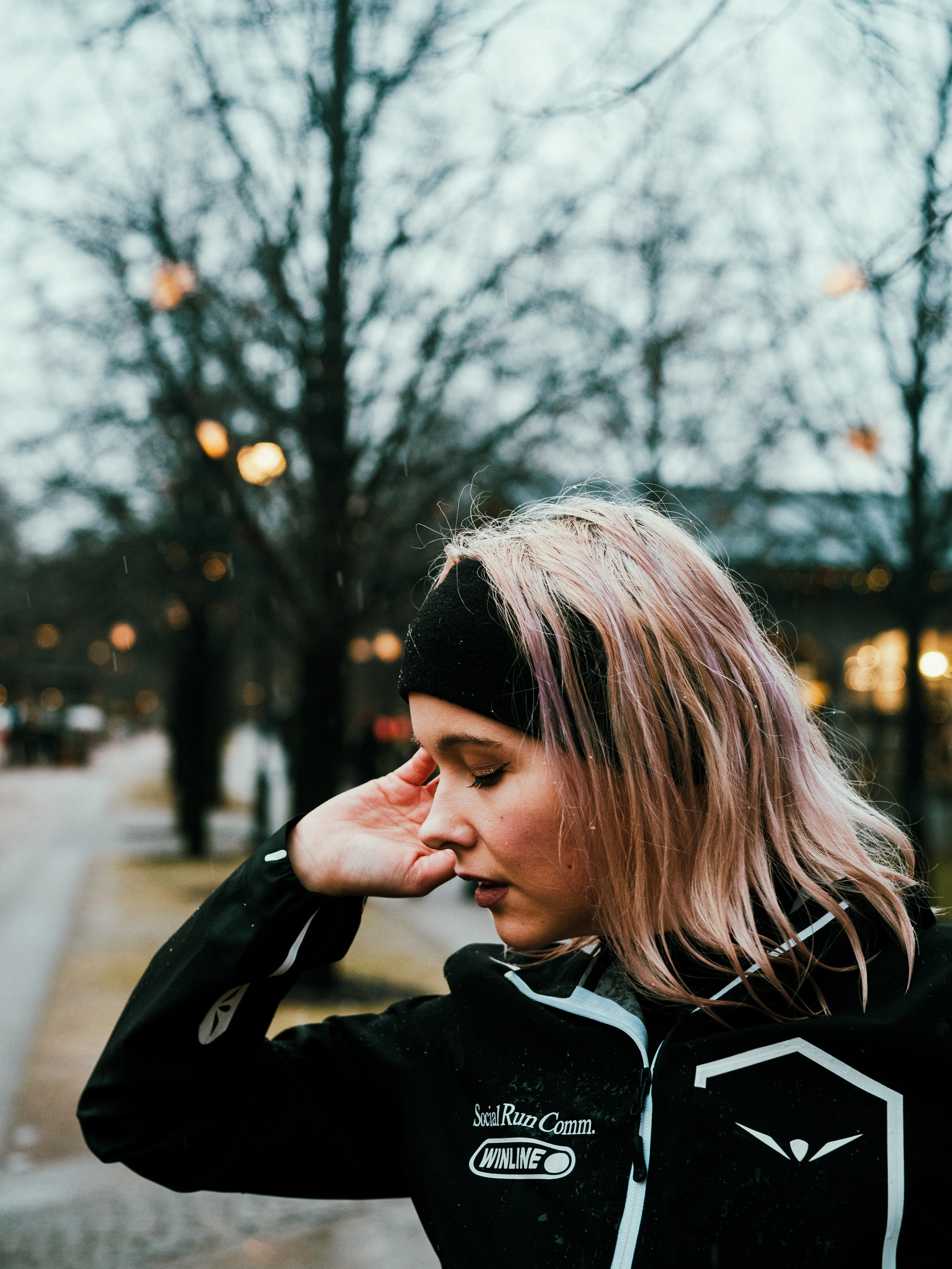 Social Run Community x Anta. Зимняя городская новогодняя фотосессия спортивной одежды от бегового клуба social run community. Портретный и репортажный фотограф в Санкт-Петербурге Смоляков Максим