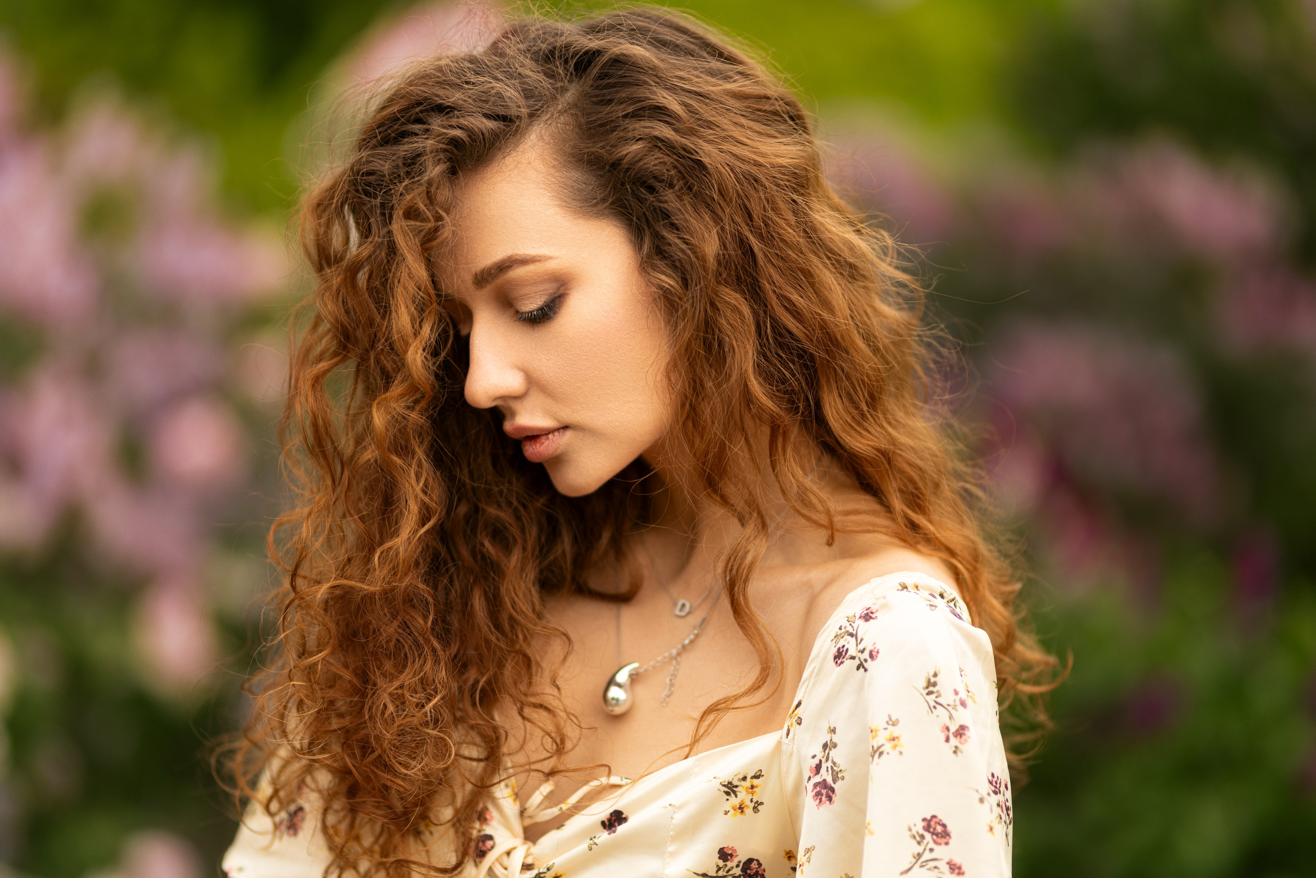 Фотосет с Дианой в цветущей сирени в Воронеже в формате для «себя». Дмитрий Шульгин, портретный фотограф в Воронеже