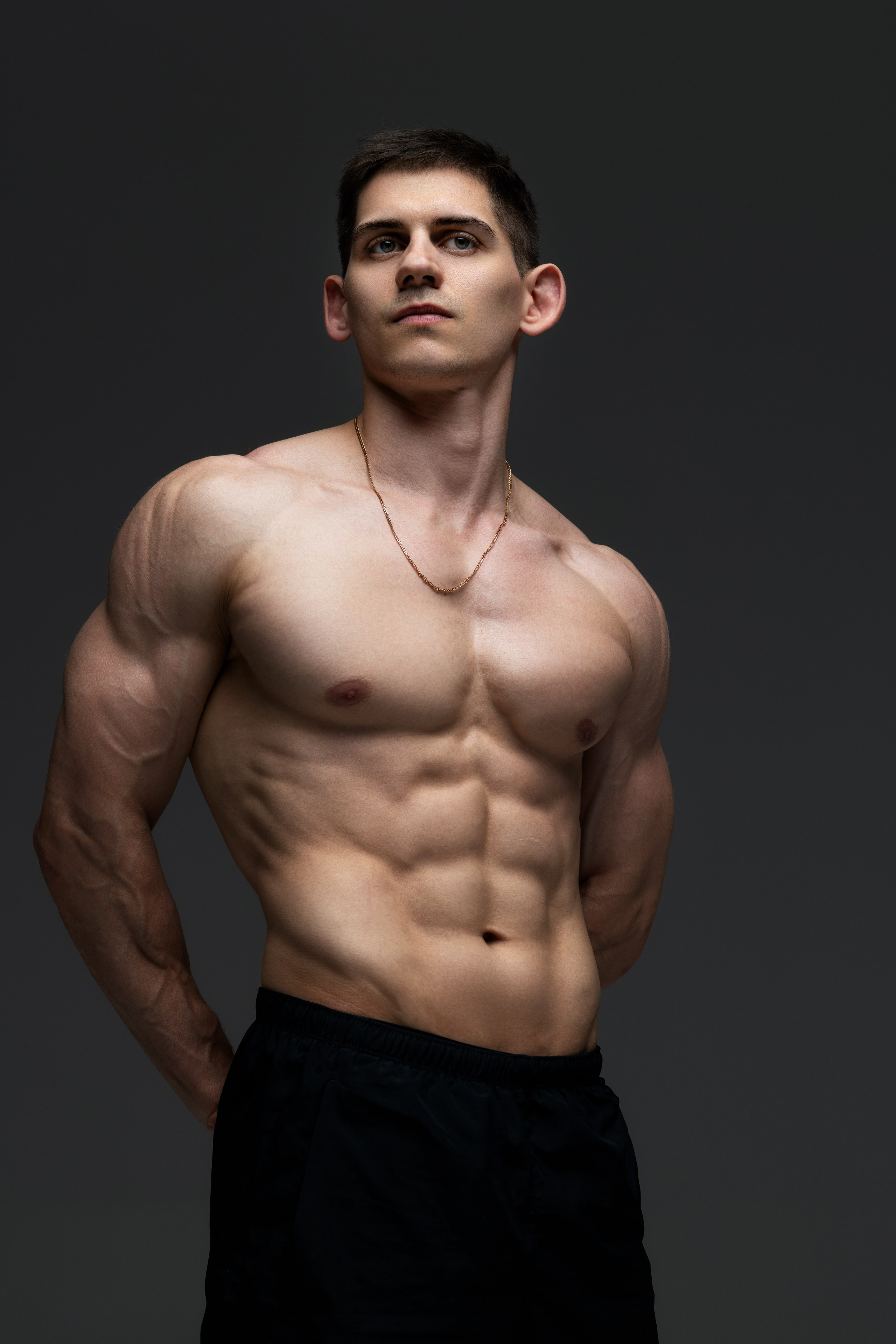 Съемка с Владом на циклораме с импульсным светом для себя и контента. Дмитрий Шульгин, портретный фотограф в Воронеже