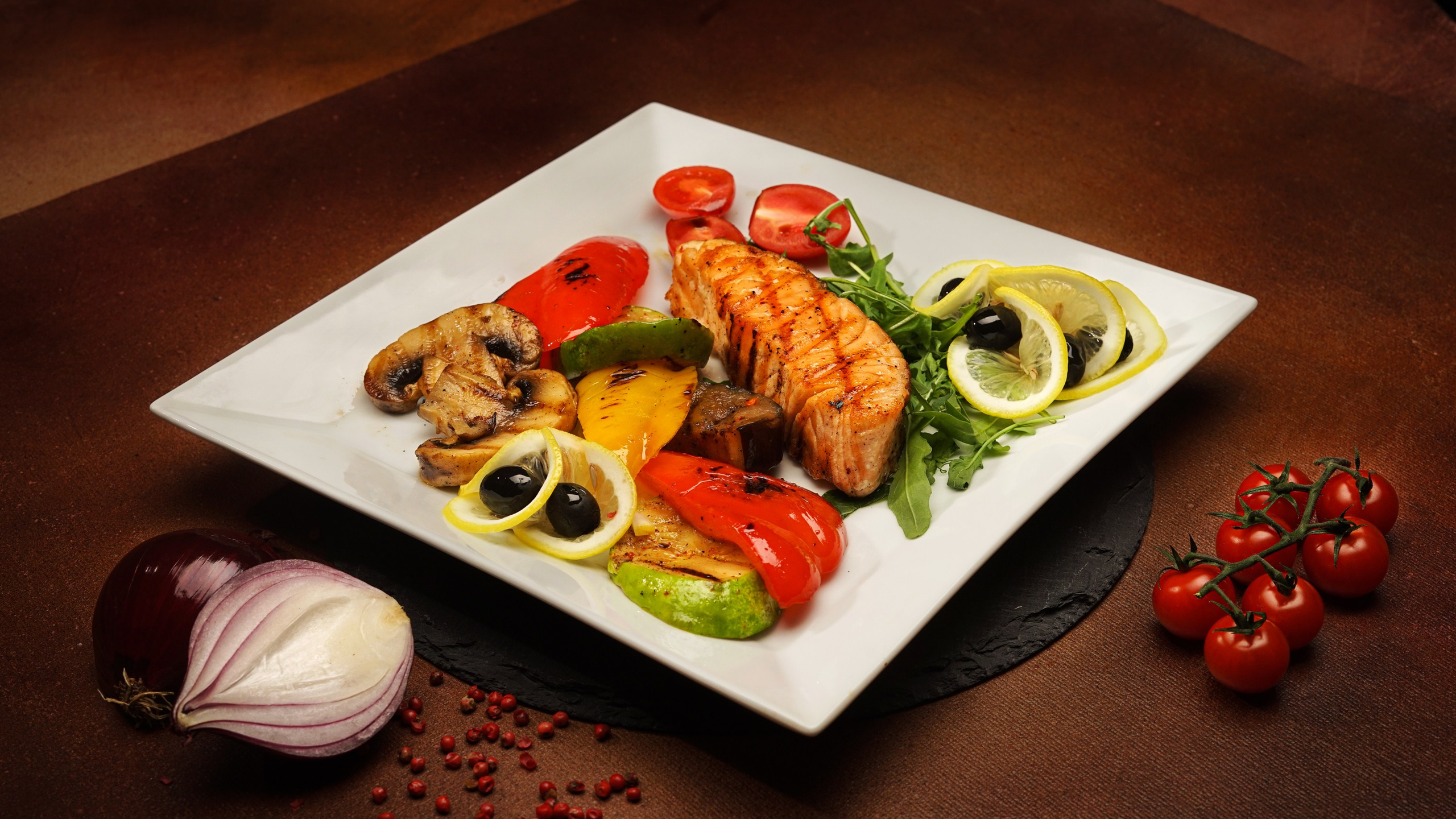 Стейк жаренного лосося с запечёнными овощами