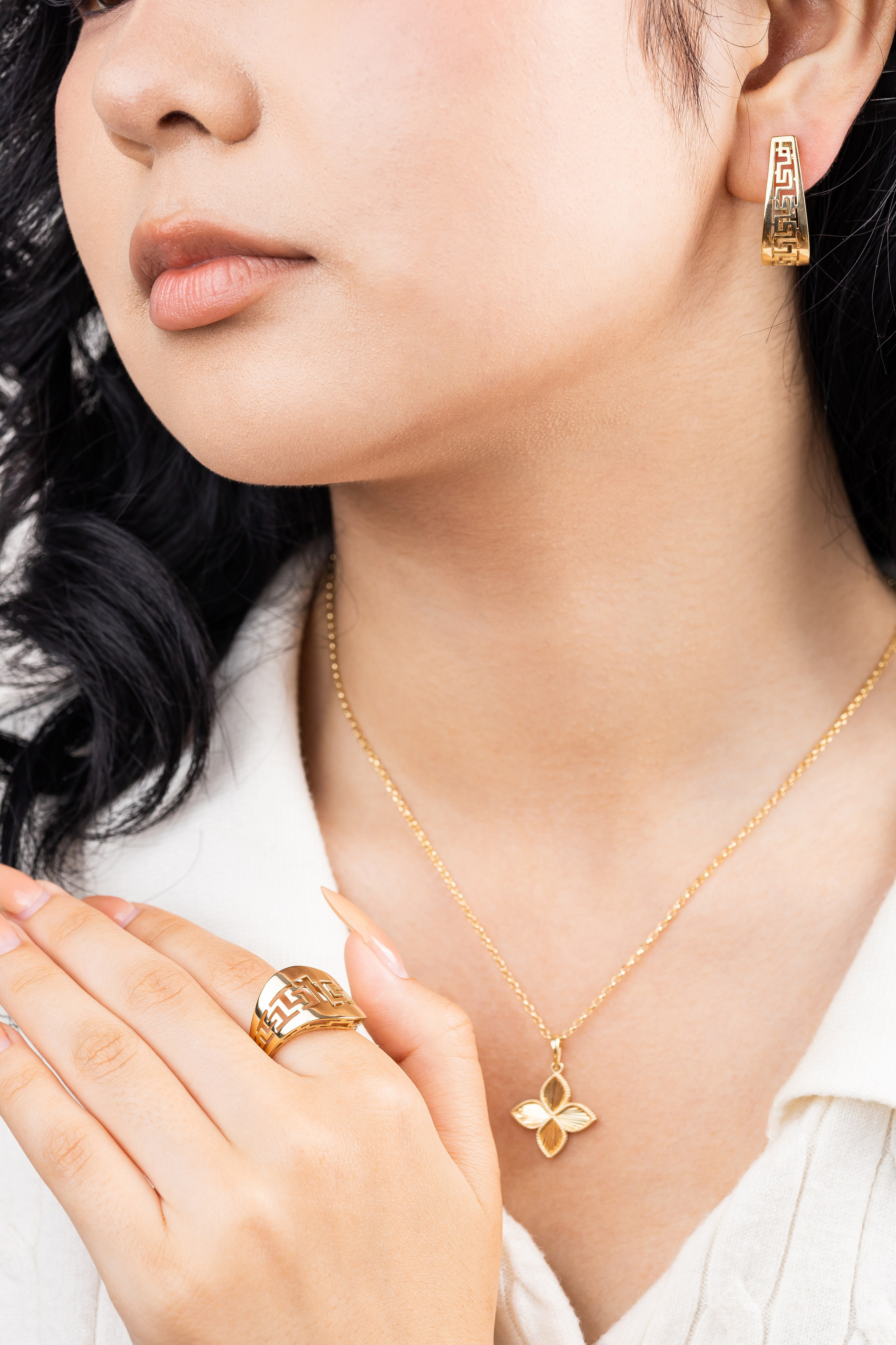 Красивое фото кольца цепочки и сережек на модели в Астане