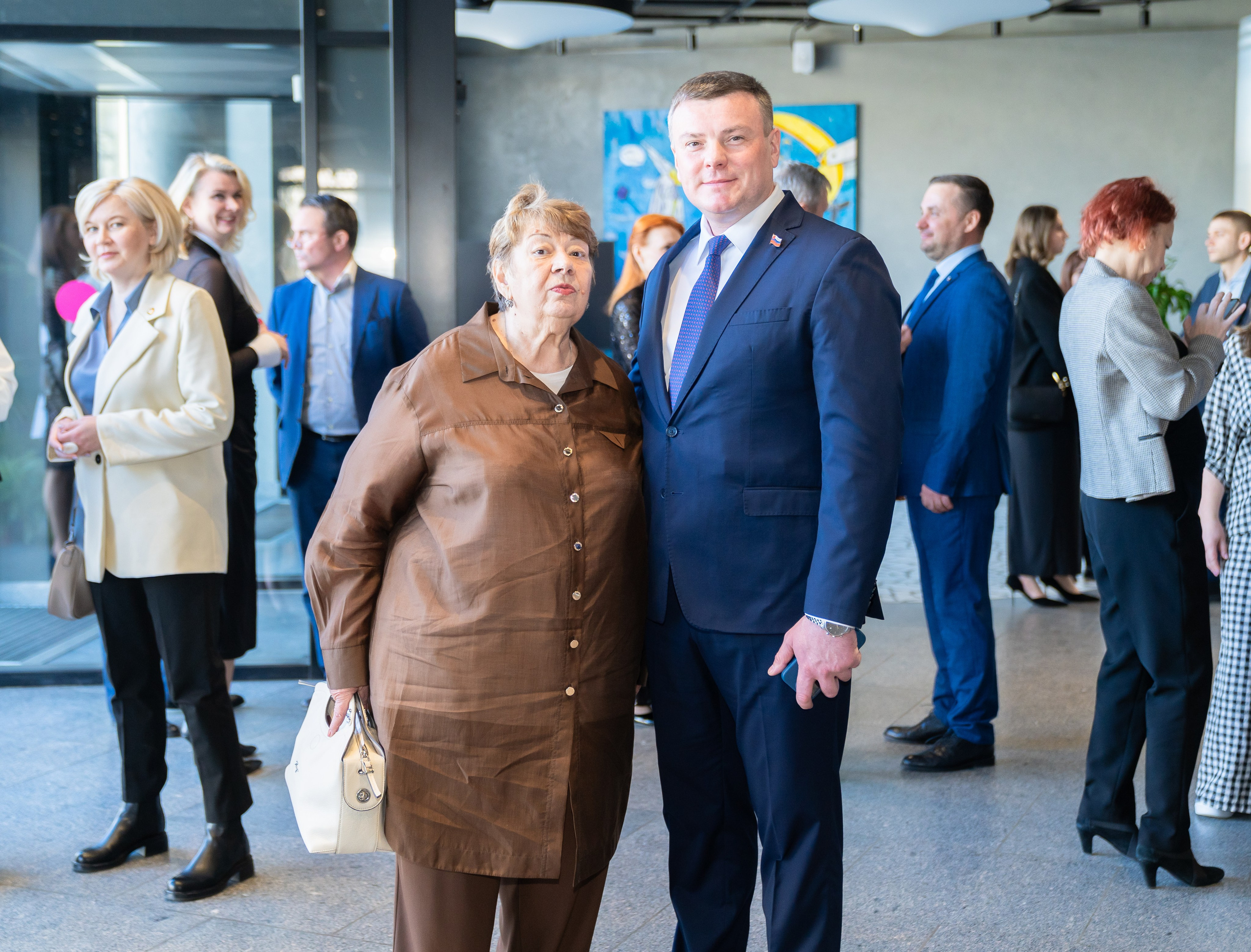 Муниципальные служащие Санкт-Петербурга на торжественном мероприятии в честь Дня местного самоуправления. Фото с главой муниципального образования. Автор: Евгений Мальцев.