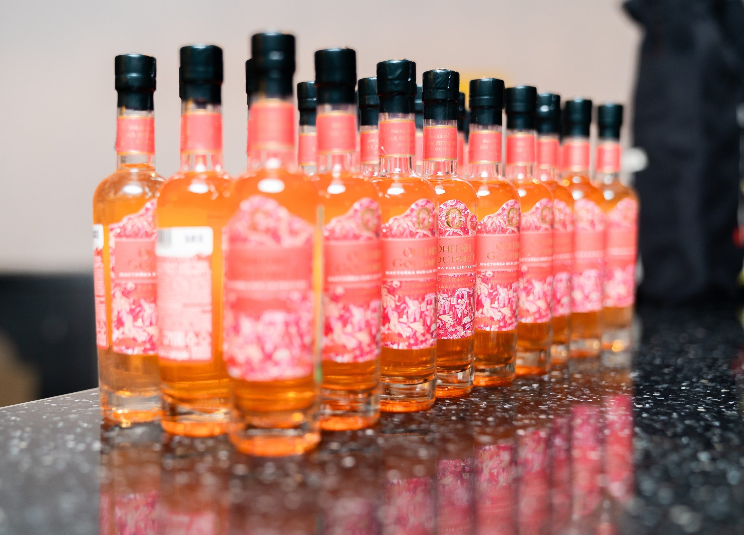 Ряд бутылочек с фирменным аперитивом на барной стойке. Фото Евгения Мальцева в Radisson Sonya Hotel.