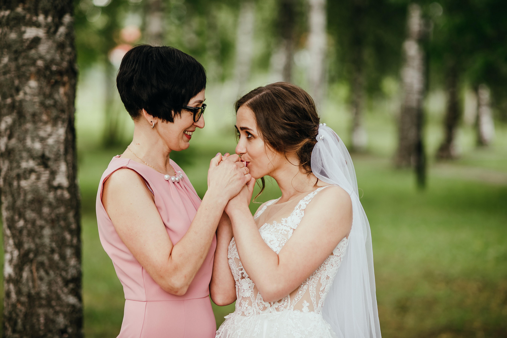 Невеста целует руки мамы