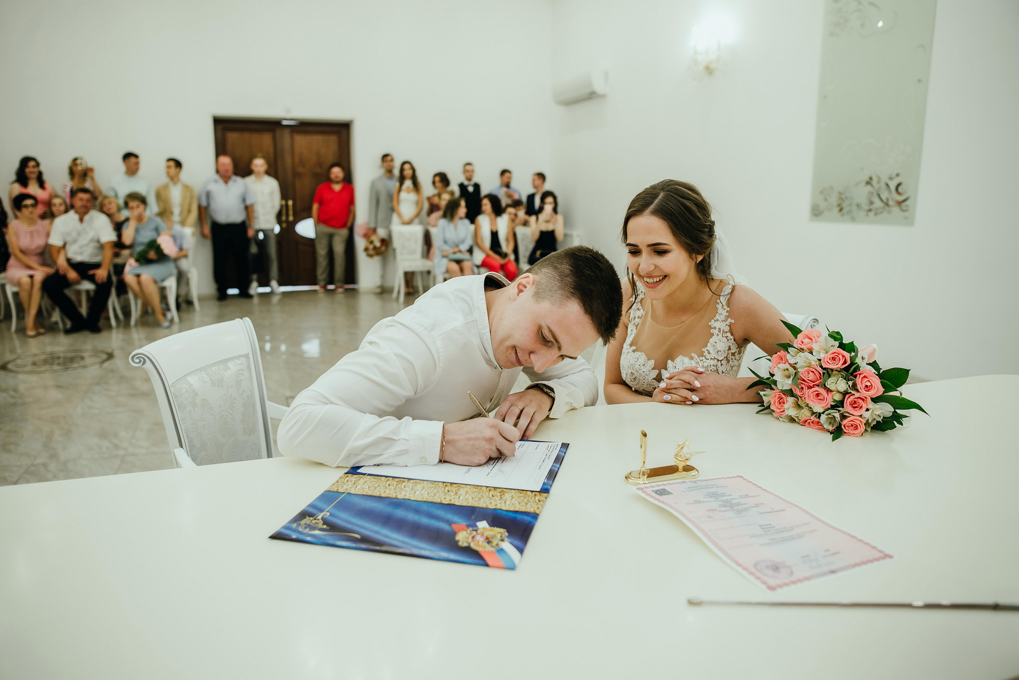 невеста рада росписи в загсе