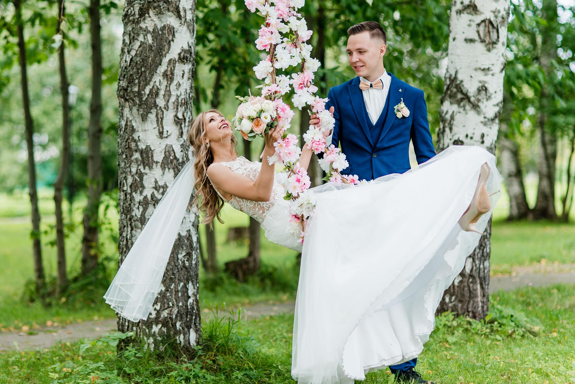 невеста качается на качели