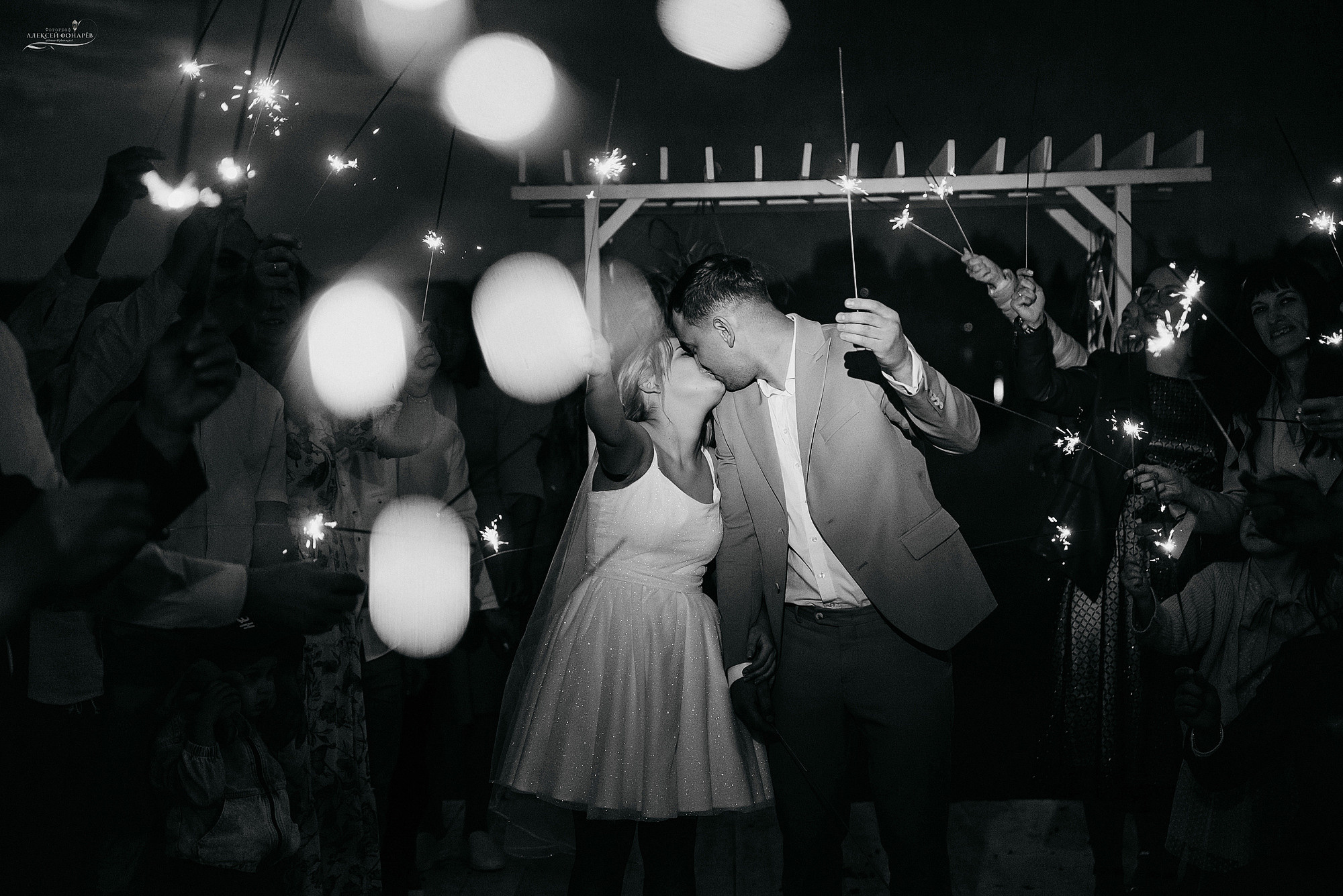 бенгальские огни в руках молодых