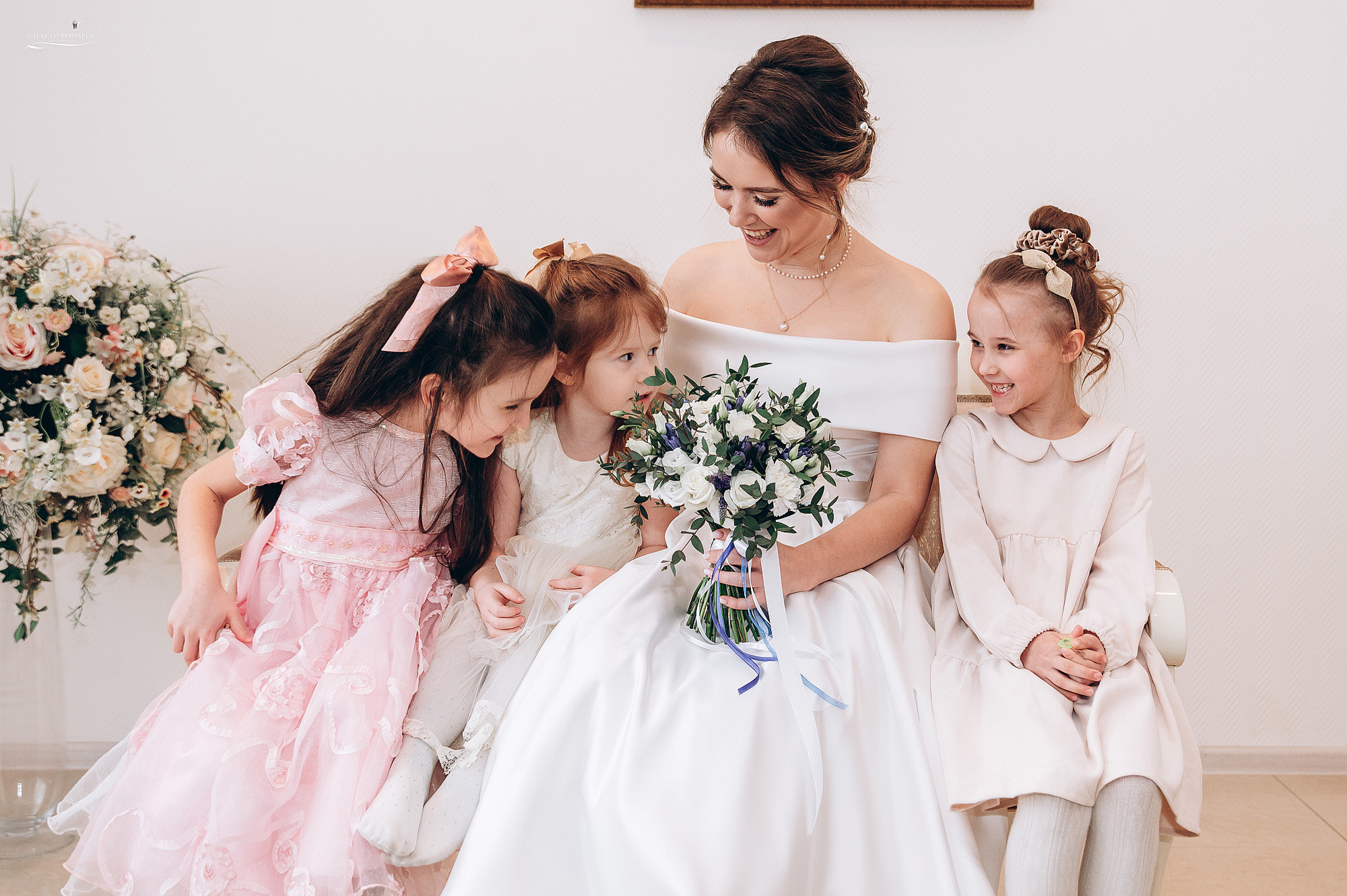 дети нюхают букет невесты