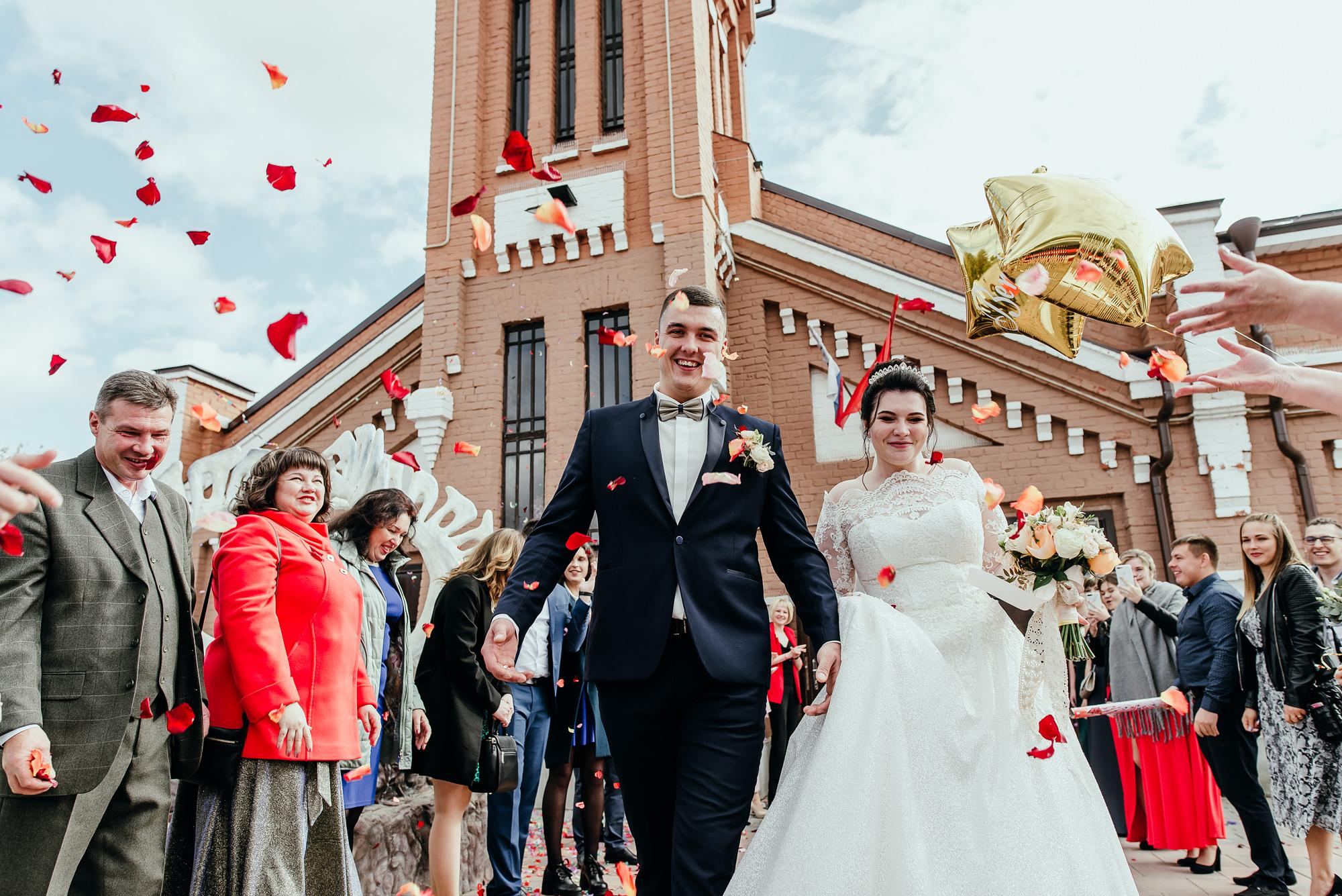 лепестки роз летят на жениха и невесту