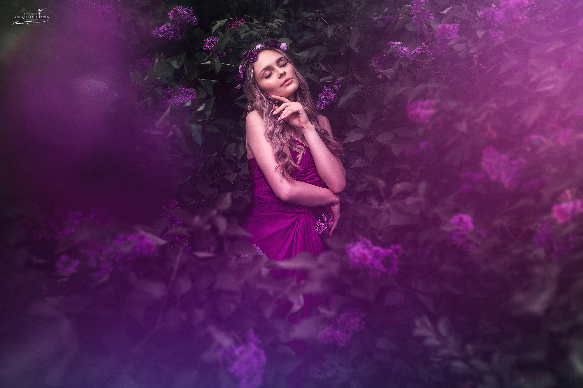 среди сирени девушка