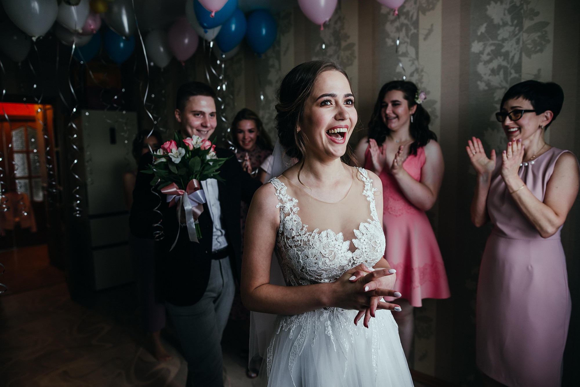 невеста показывает язык