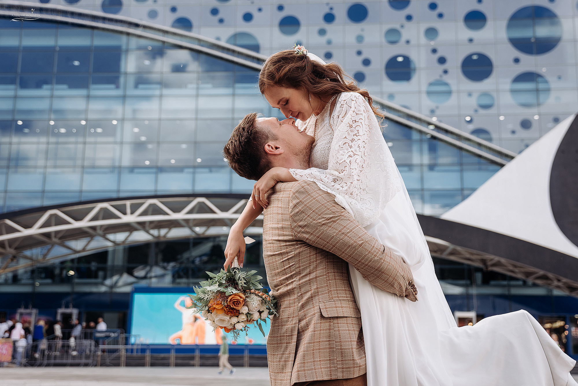 в крепких руках 