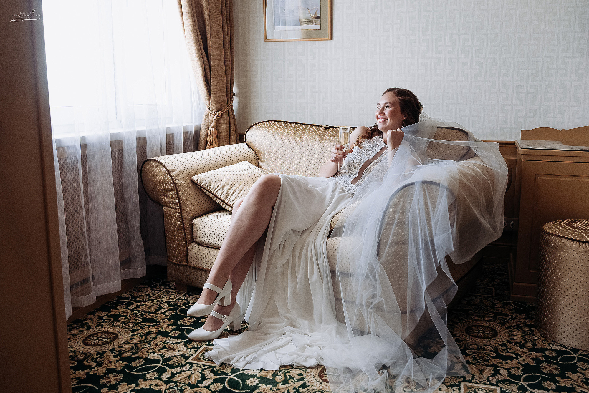 невеста с фатой на плечах