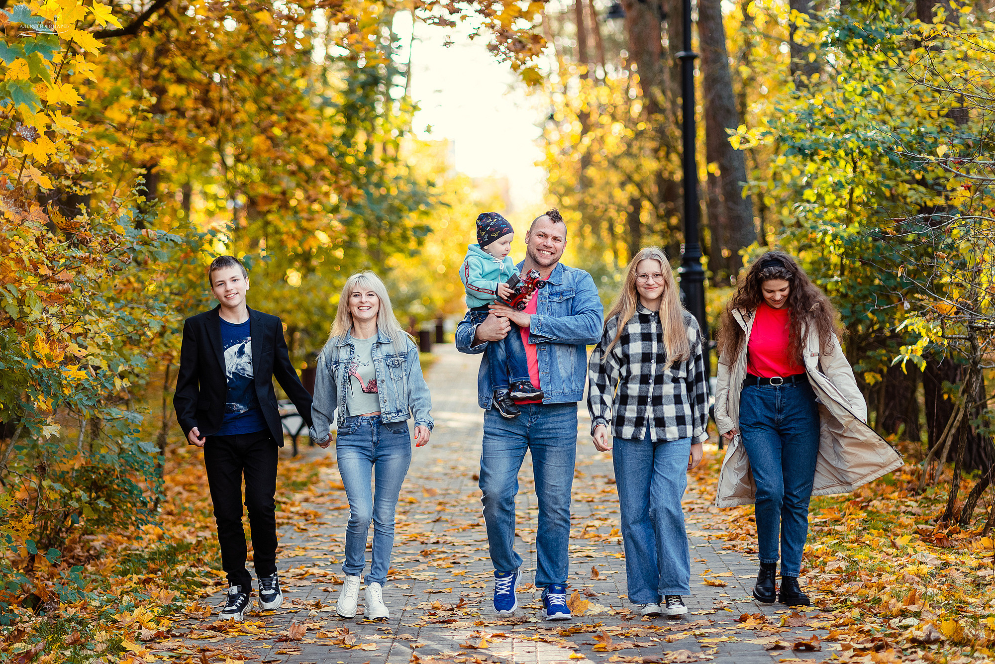 осенняя фотосессия всей семьей в желтых листьях с детьми и родителями дубна
