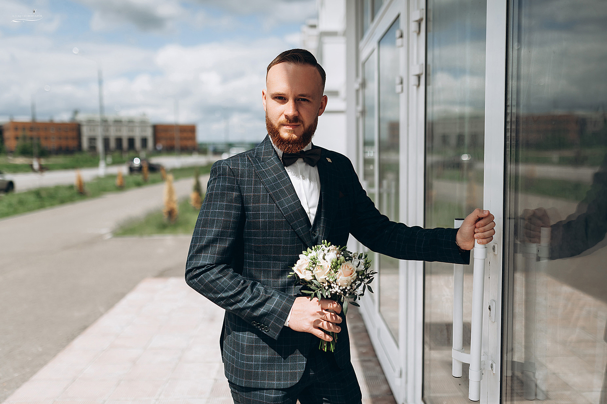 жених с букетом