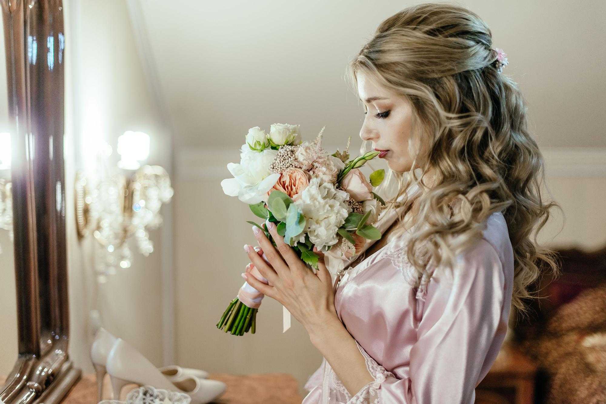 девушка с букетом цветов