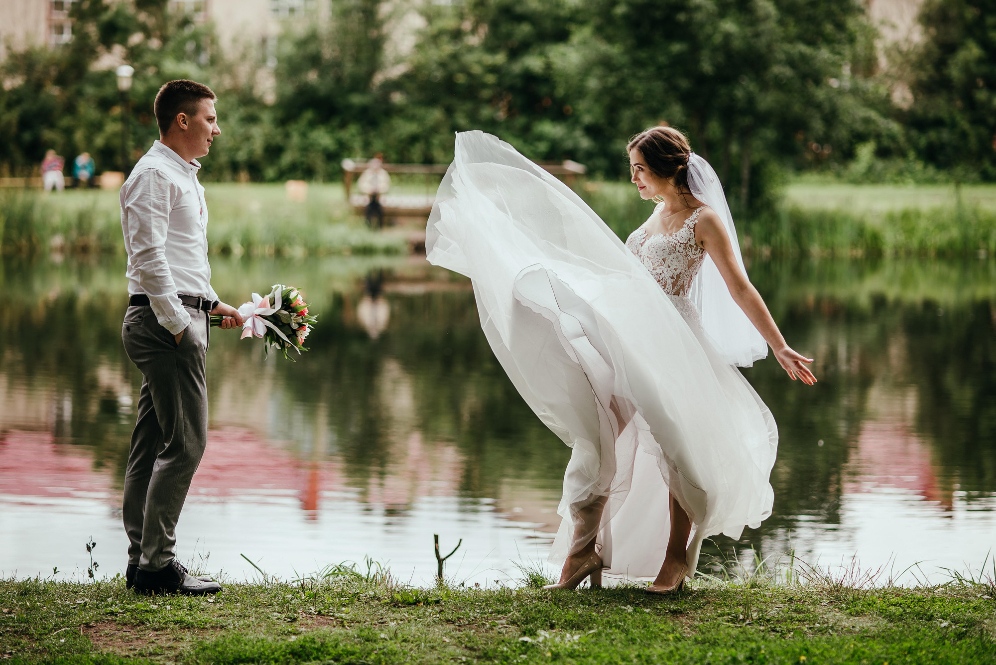 взмах платья невесты