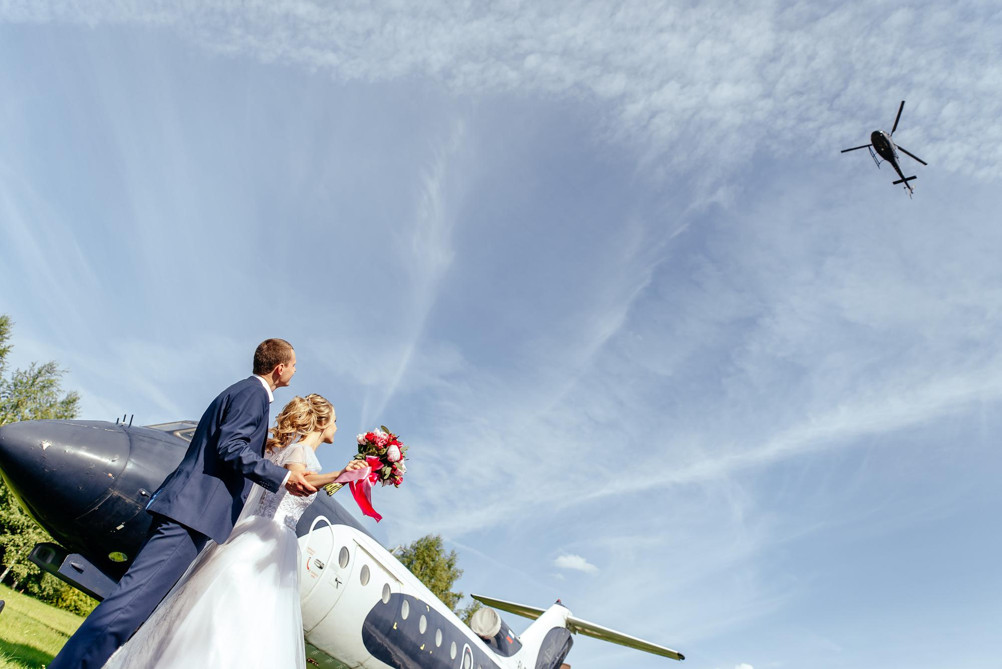 вертолёт над молодоженами