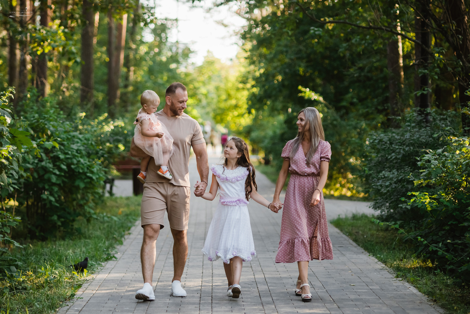 фотосессия семейная на улице прогулка летняя с семьей дубна