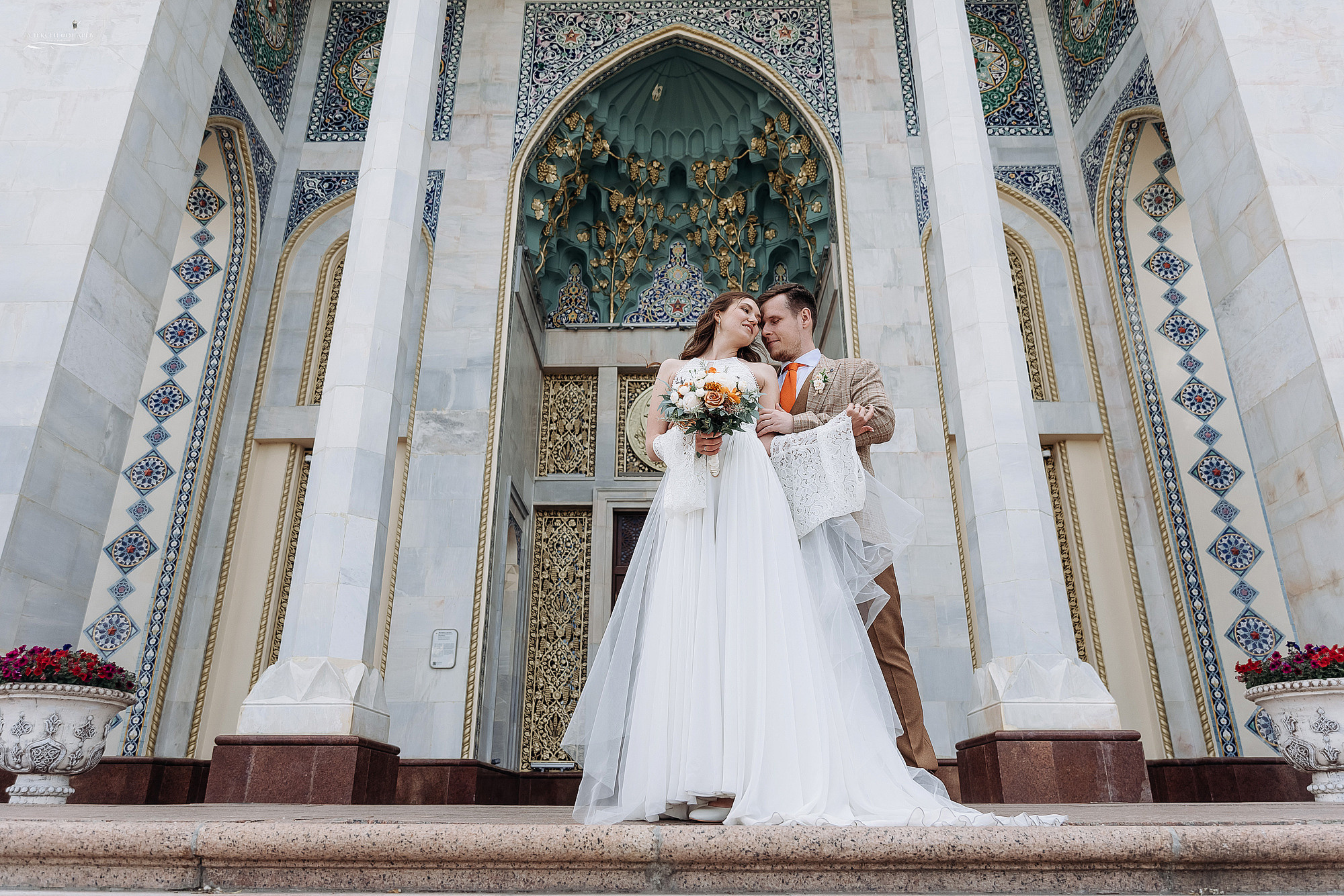 позируют на фоне шикарного здания