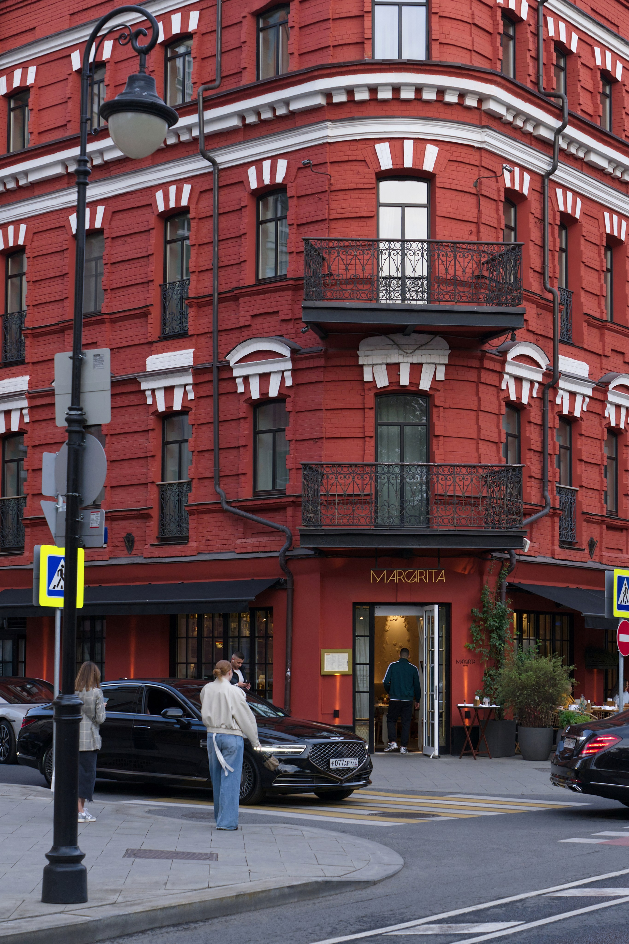 Кафе маргаритта бистро рядом с патриаршими прудами - уличная съёмка на патриках.