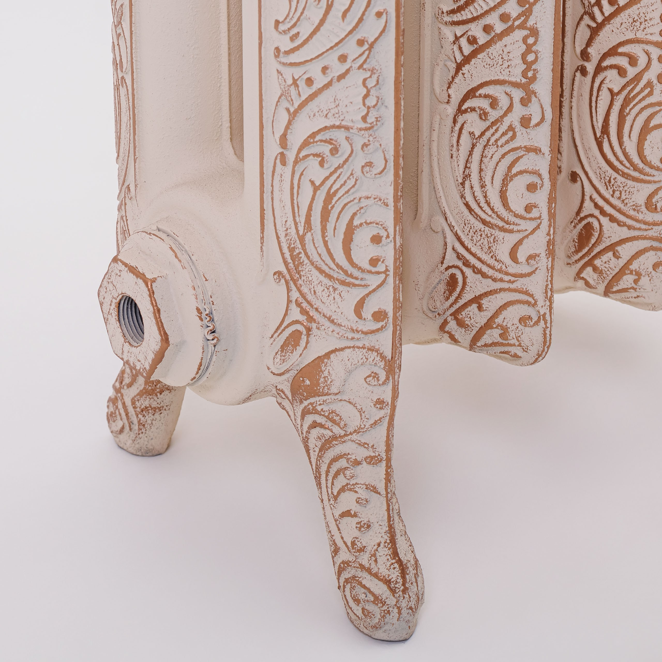 Предметные фотографии дизайнерских радиаторов отопления в стиле ретро