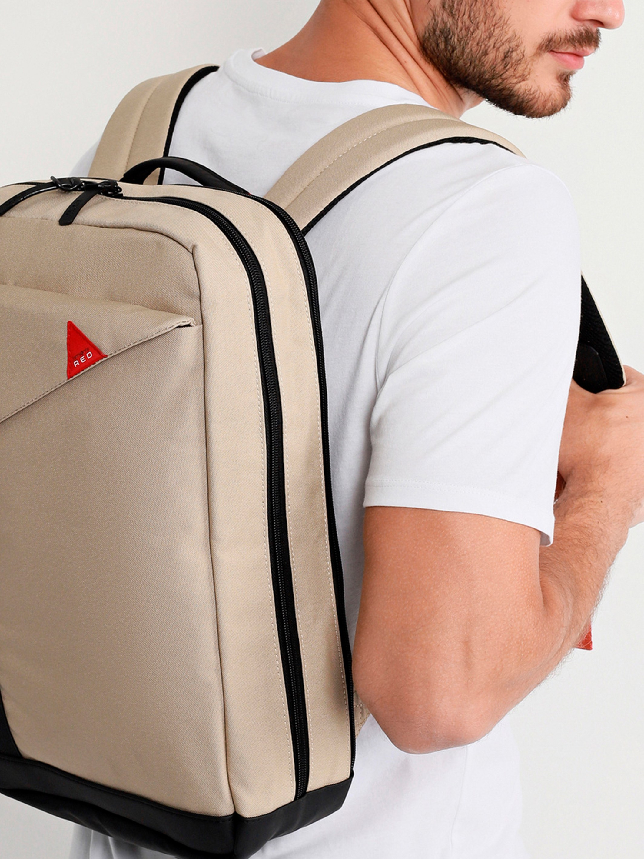 Съемка сумок и рюкзаков с участием модели. Владимир Спивак — фотограф, дизайнер, продюсер | Основатель бегового клуба Spivak Run